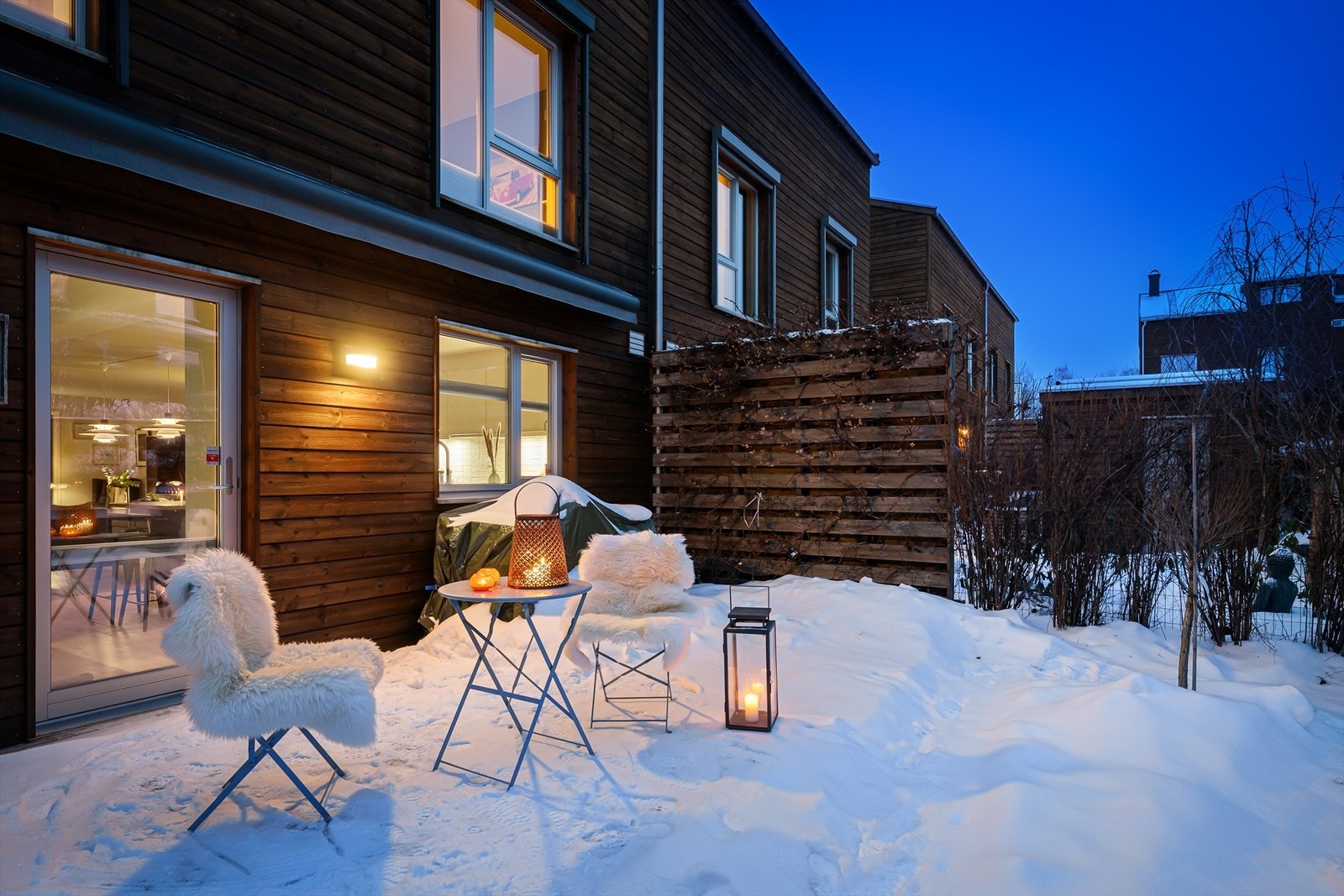 Fra kjøkken er det utgang til boligens andre uteplass Galleribilde