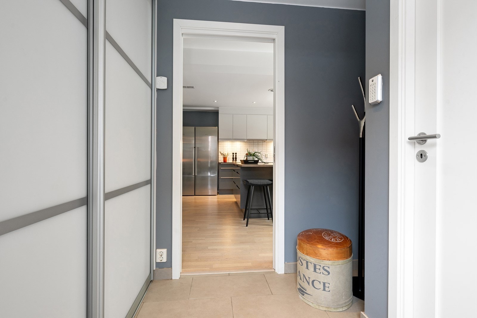 Velkommen inn! Entrè med plass til oppbevaring i skyvedørsgarderobe Galleribilde