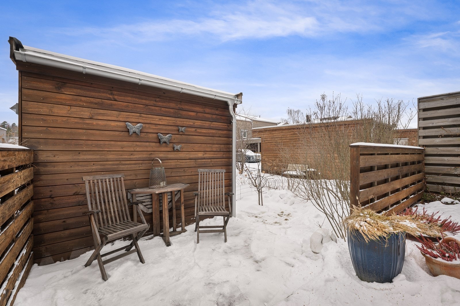 Plass til flere sittegrupper i forskjellige soner ute Galleribilde