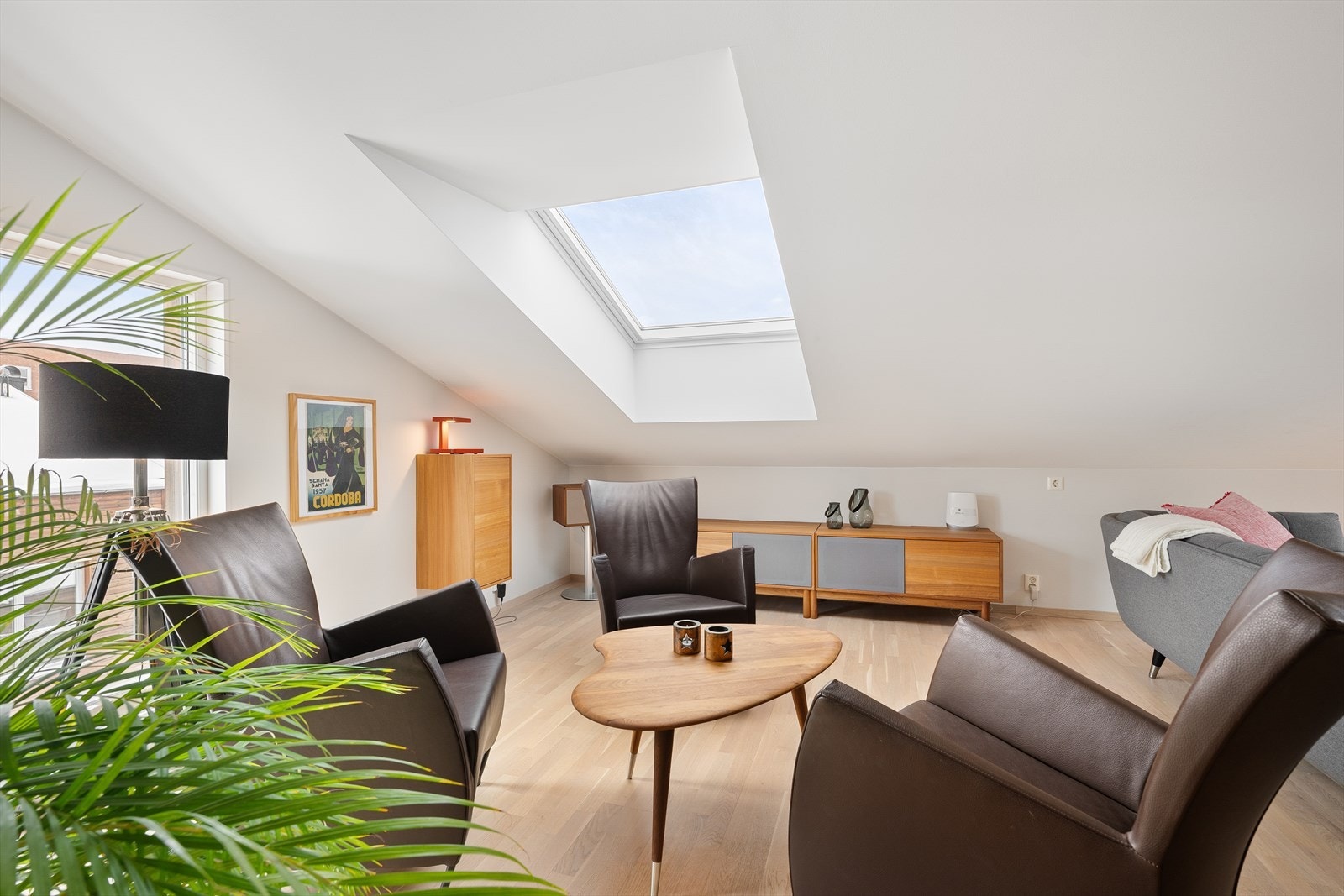 Stuen er lys og innbydende - et flott supplement til boligens øvrige oppholdsrom Galleribilde