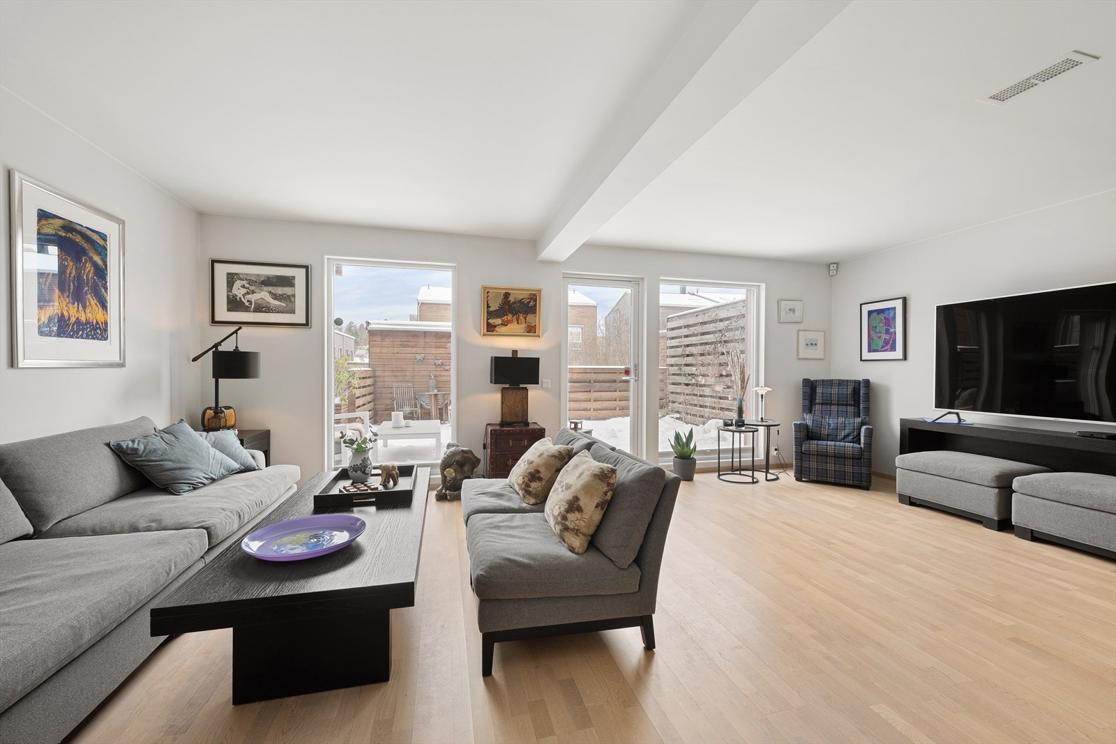 Store vindusflater gir rikelig med lysinnslipp og skaper en behagelig atmosfære i rommet Galleribilde