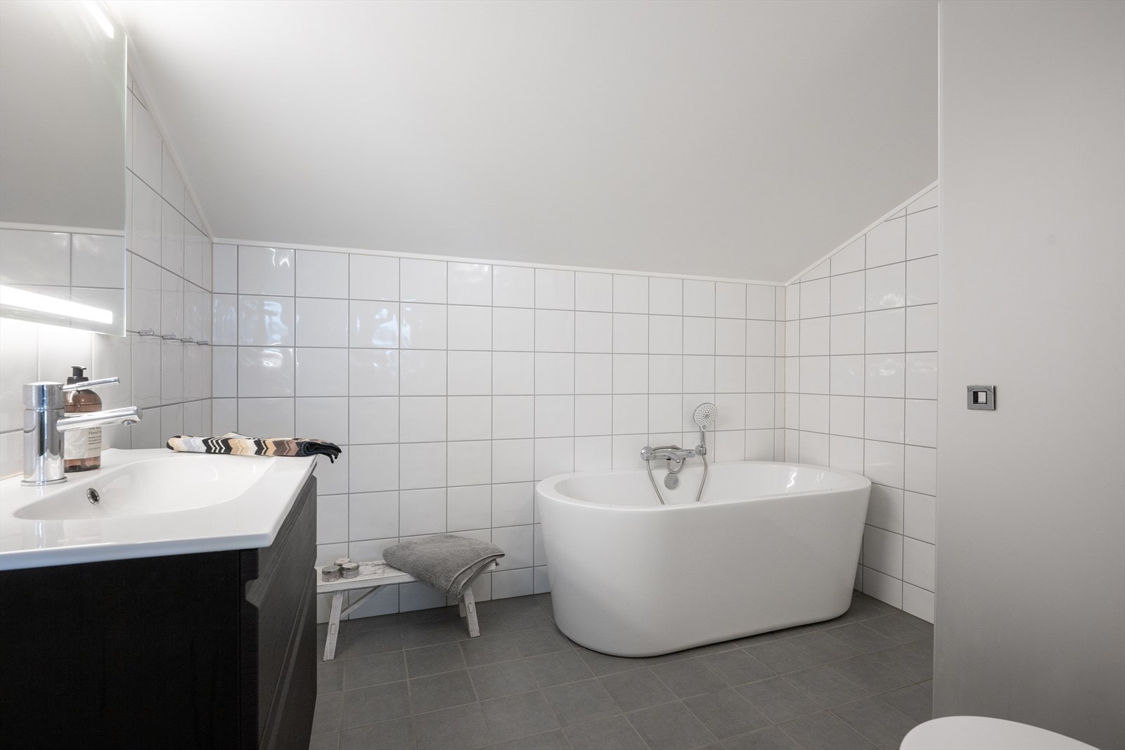 Delikat fliselagt bad med gjennomtenkte og påkostede løsninger - elektriske varmekabler i gulv Galleribilde