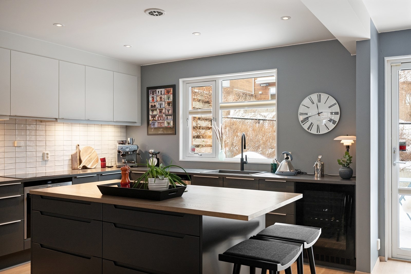 Deler av kjøkkeninnredningen, inkludert kjøkkenøy, er av nyere dato Galleribilde