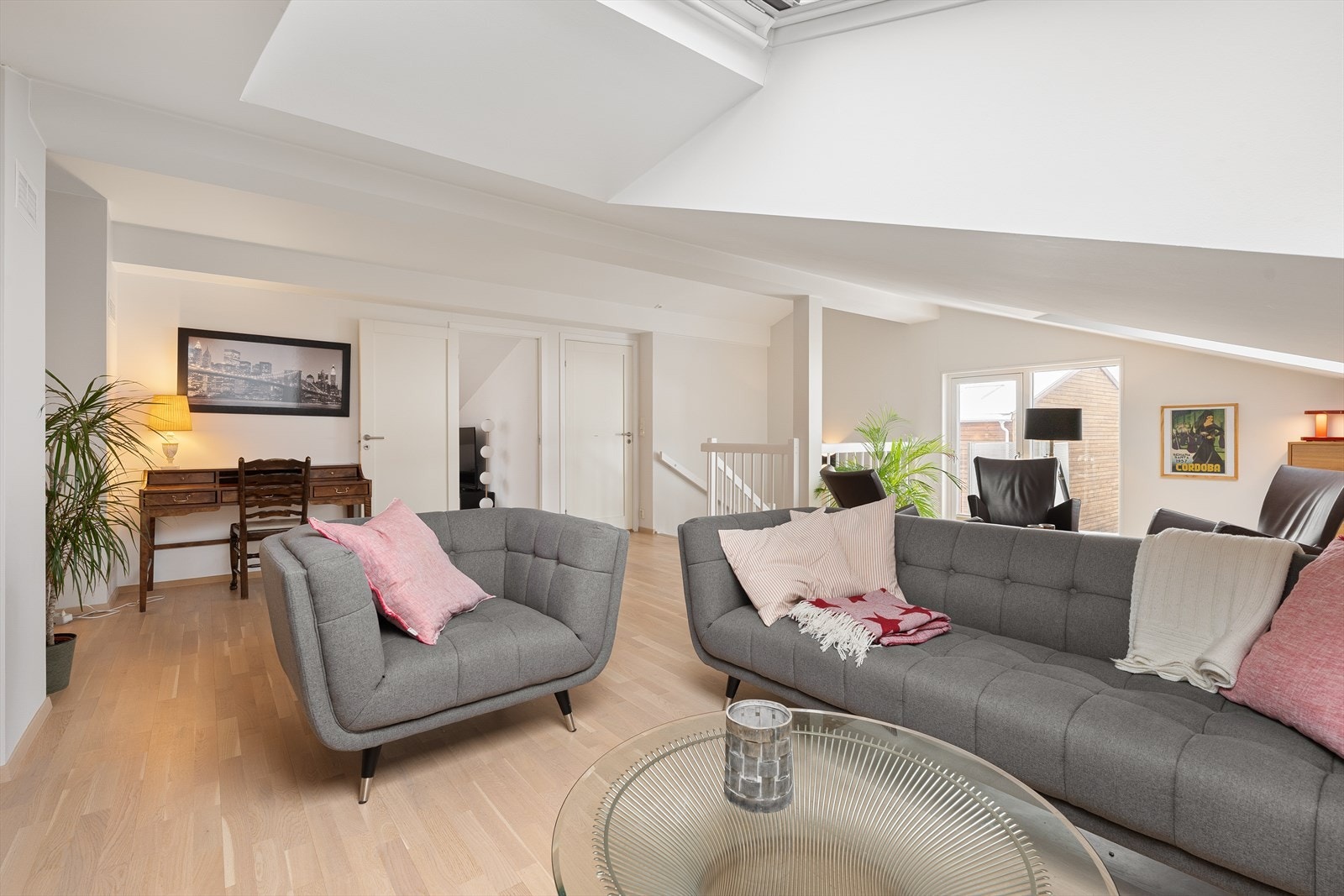 Stuen er praktisk og har plass til flere sittegrupper i forskjellige soner Galleribilde