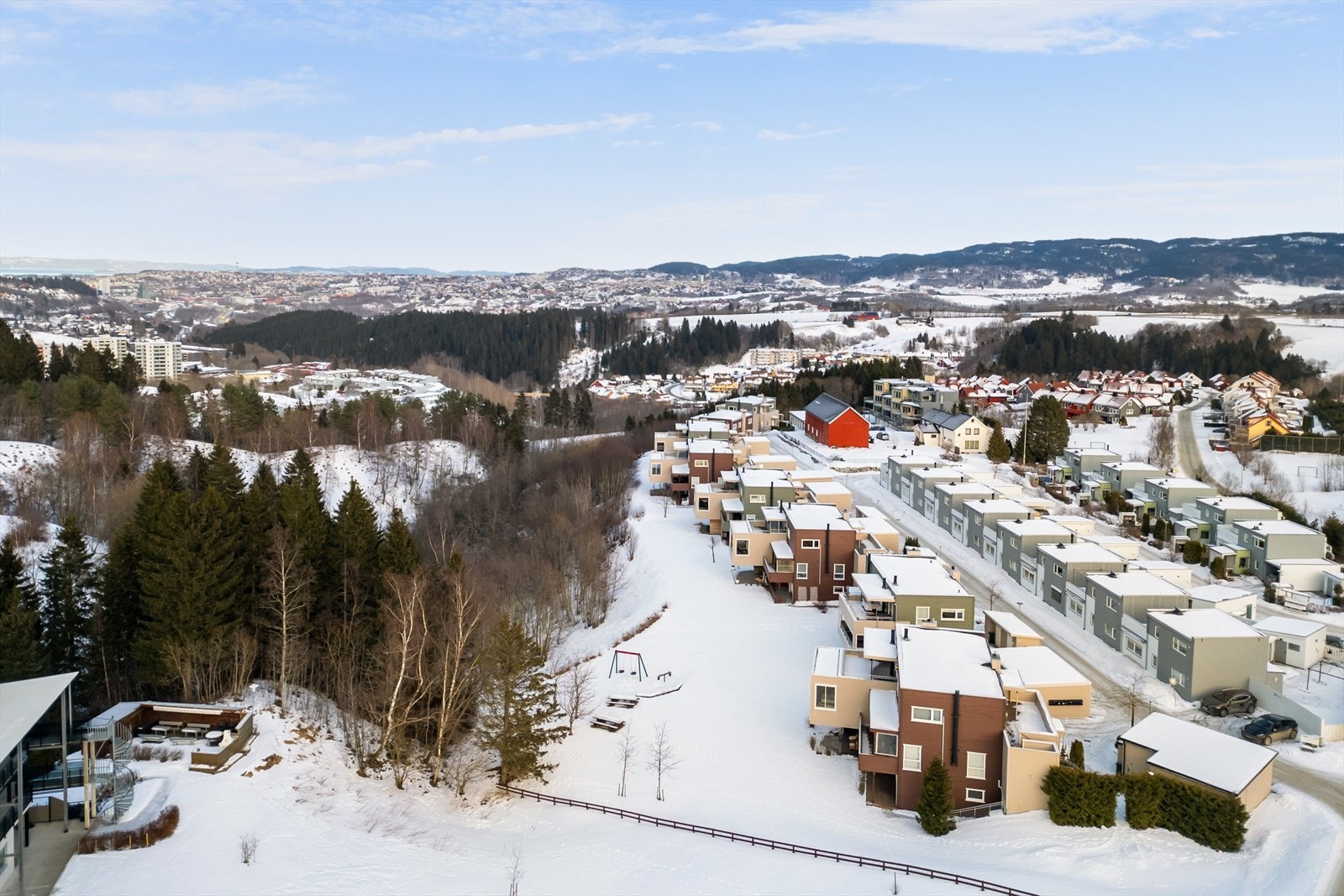 Beliggenheten byr på kort vei til dagligvare, barnehage, skole og flotte turområder. Galleribilde