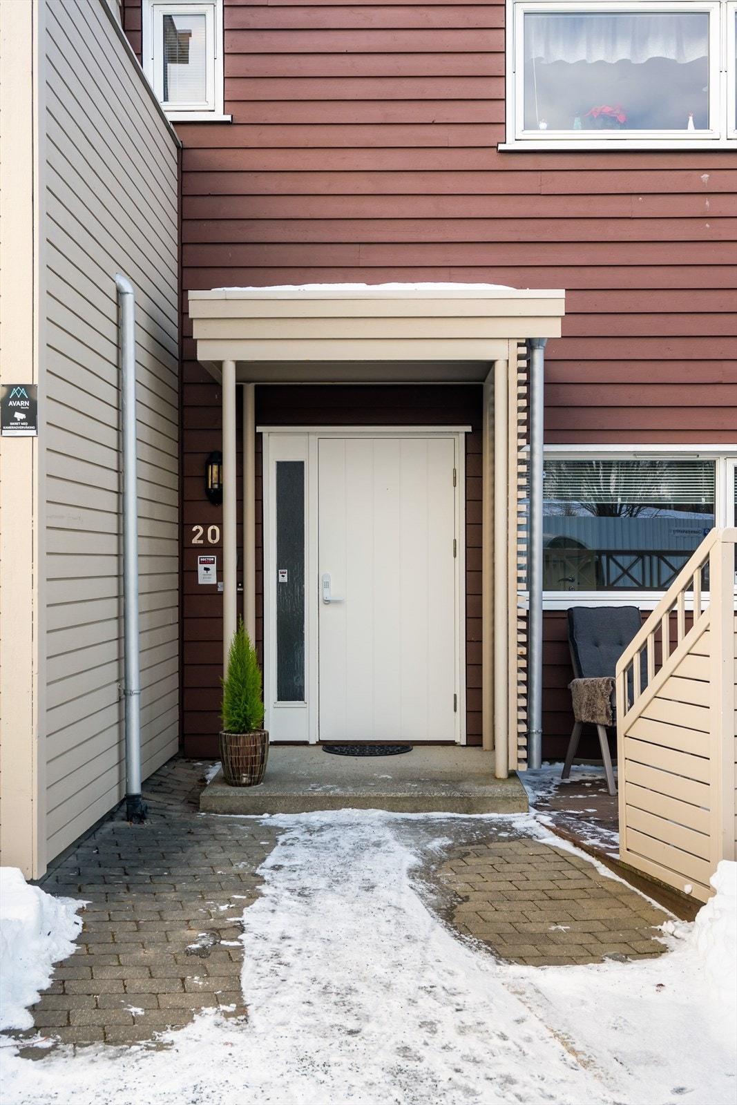 Adkomst skjer fra sørsiden av bygget, via et delvis overbygd inngangsparti med tilhørende platting. Galleribilde