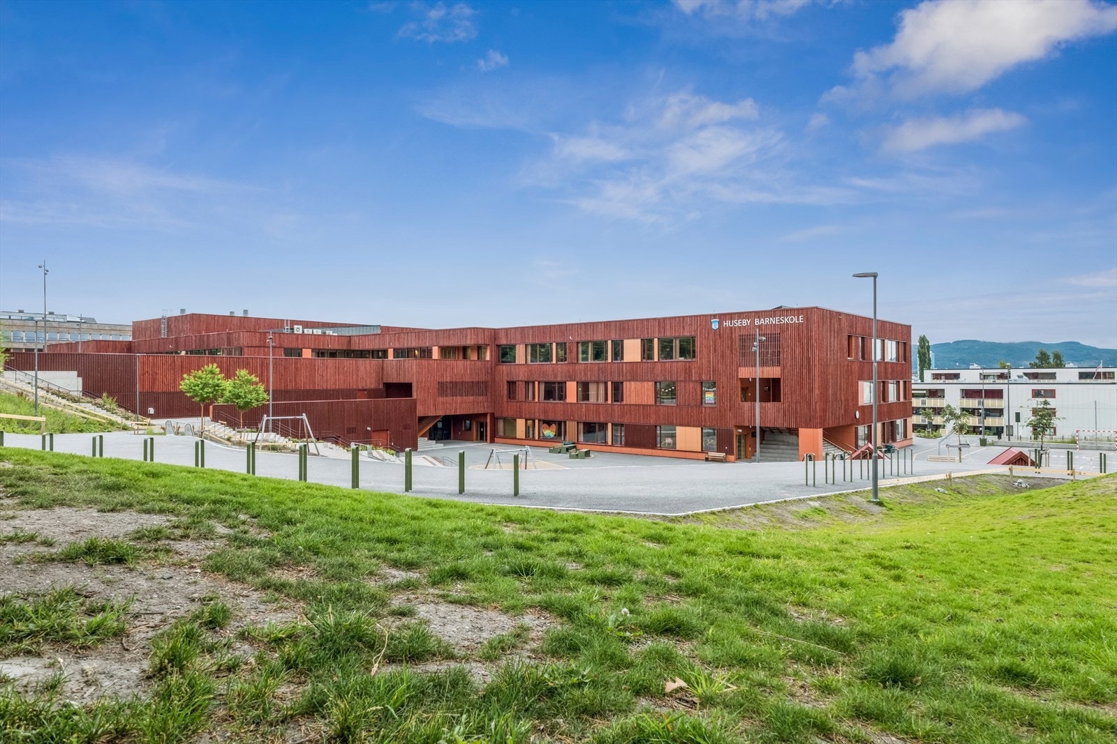 Fra boligen er det ca. 1,2 km til Huseby barne- og ungdomsskole som boligen sogner til. Galleribilde