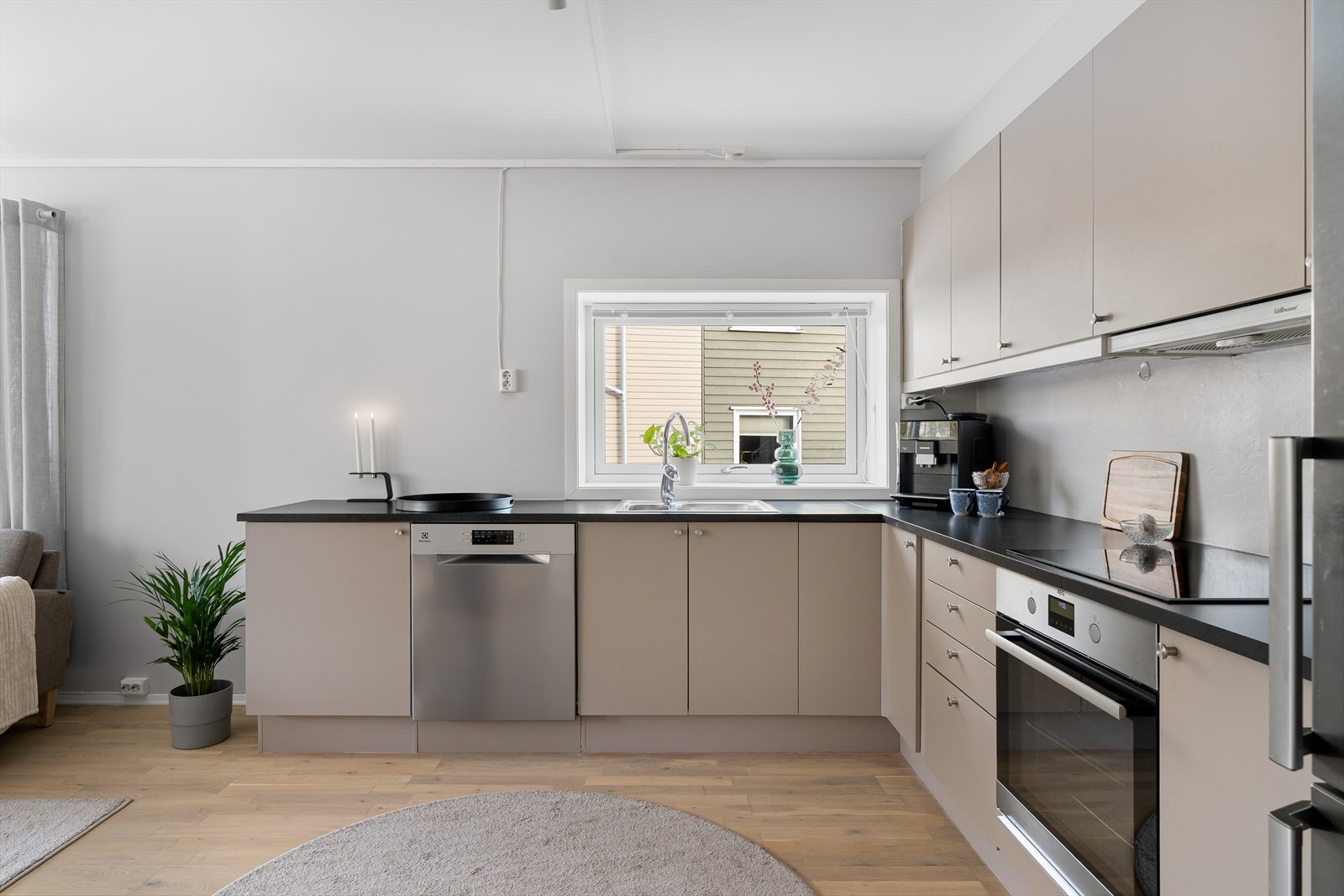 Kjøkkenet, oppgradert med nye HTH-fronter i 2023, kombinerer stilrent design med praktiske løsninger og rikelig med oppbevaringsplass. Galleribilde