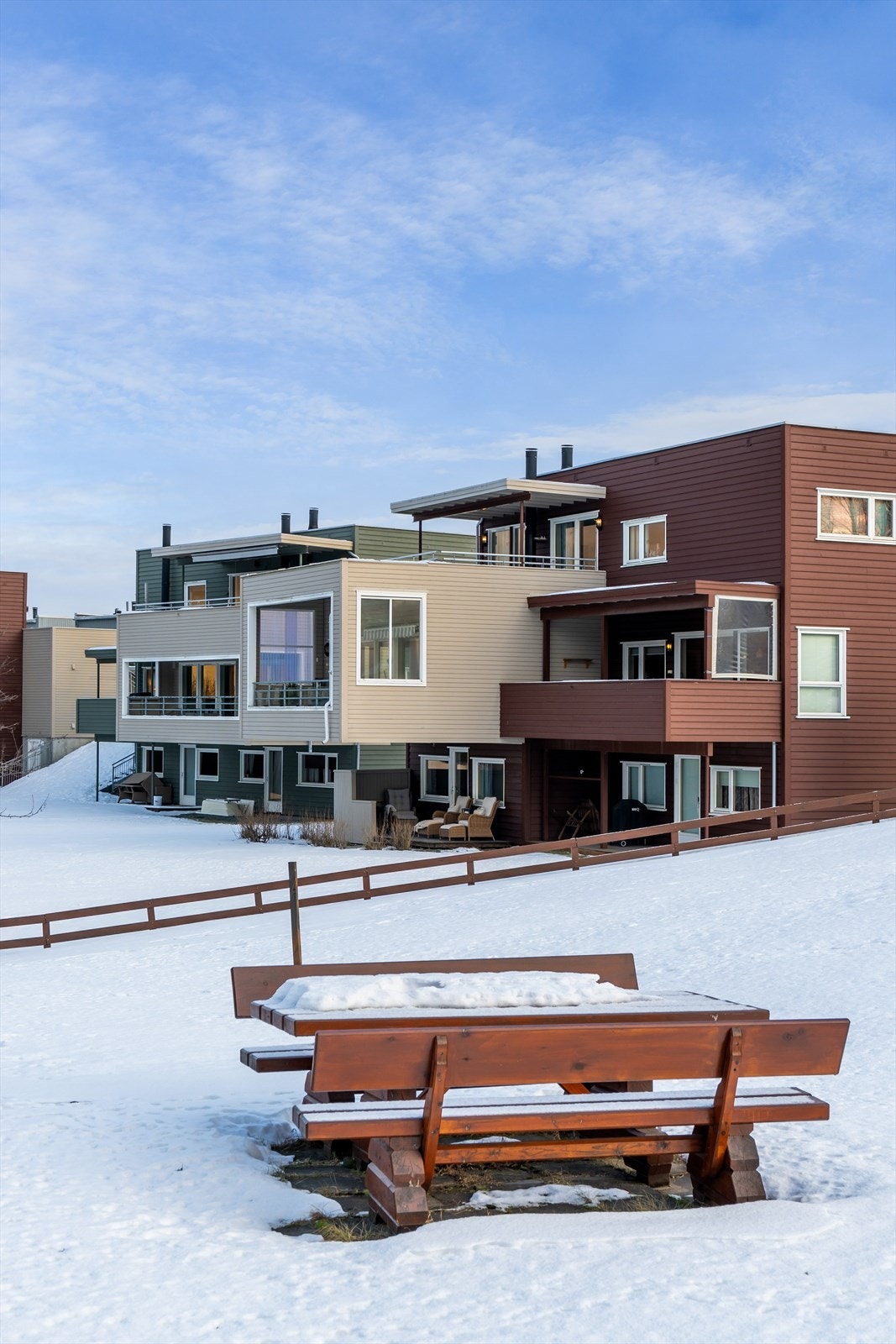 Familievennlig uteområde med sittebenker og lekeplass rett utenfor. Galleribilde
