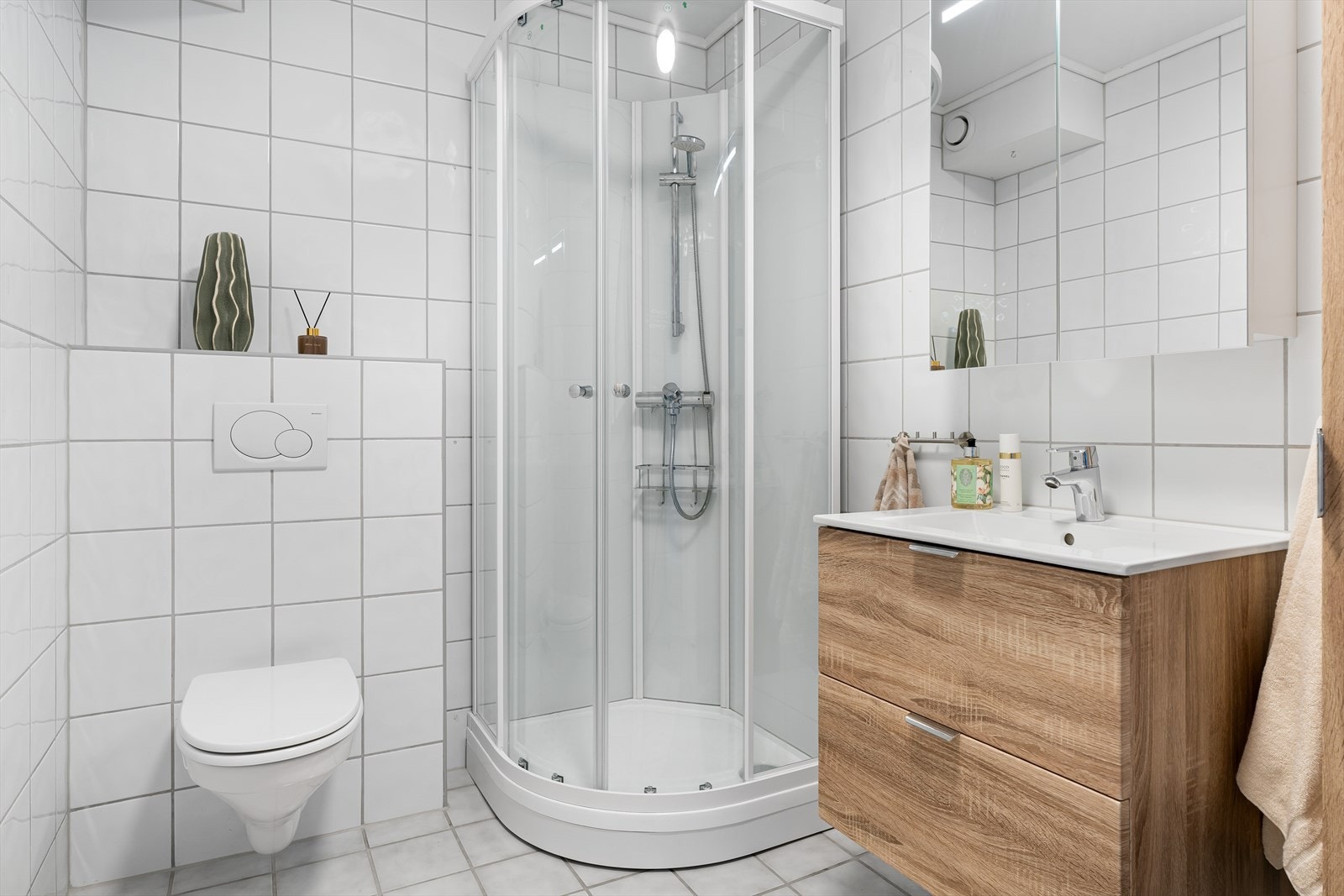 Badet ble oppgradert i 2023 med nytt dusjkabinett og ny baderomsinnredning, inkludert praktisk høyskap for ekstra oppbevaring. Galleribilde