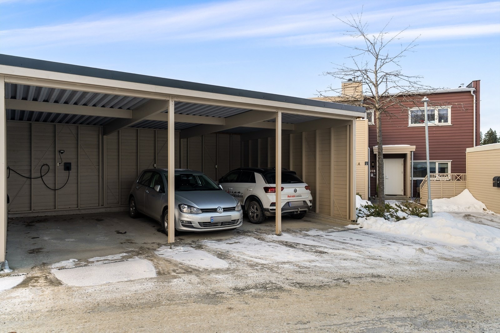 Lettvint og komfortabelt med fast carportplass like utenfor leiligheten. I bakkant disponerer man en 5 kvm stor sportsbod. Galleribilde