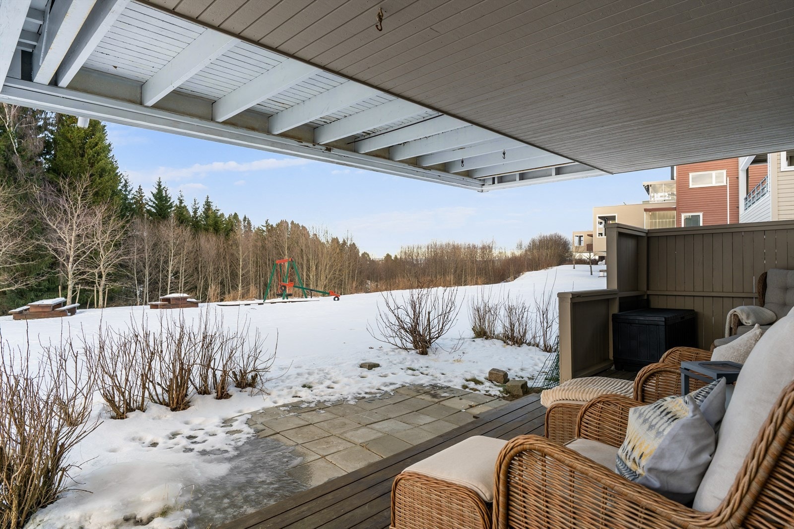 Fra hovedsoverommet er det adkomst til en skjermet terrasse med direkte utgang til borettslagets fellesareal. Galleribilde