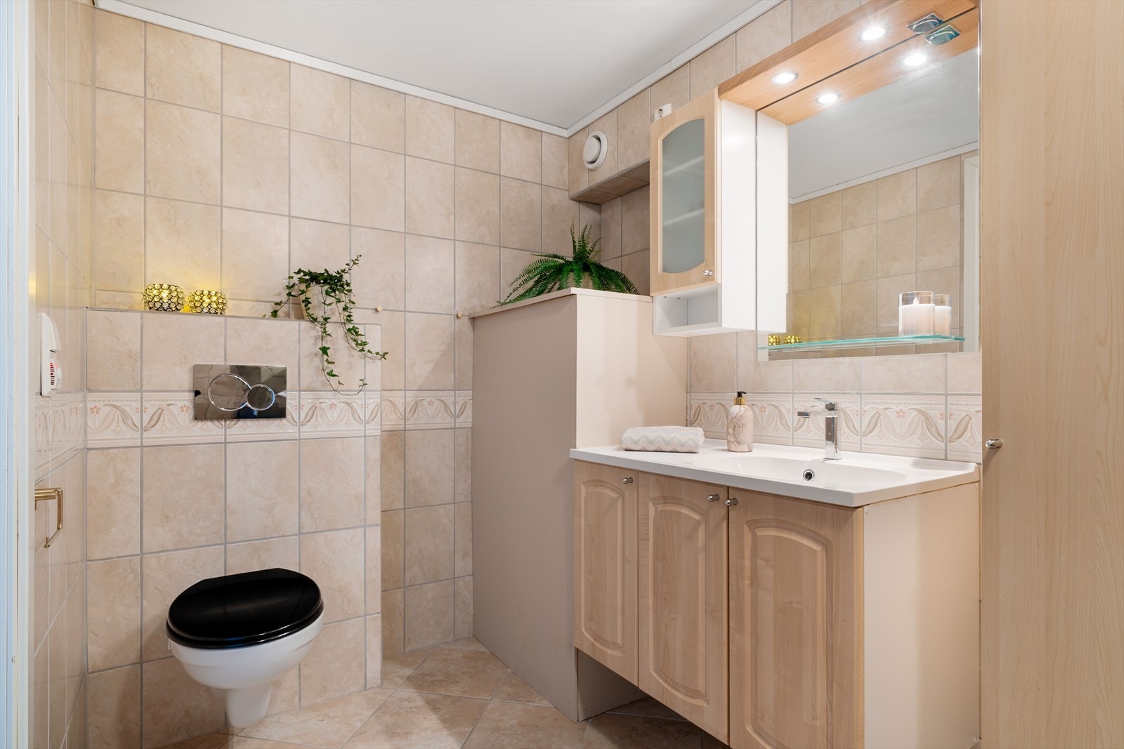 Badet i underetasjen er utstyrt med dusjhjørne med innfellbare dører, vegghengt toalett og en romslig baderomsinnredning med god lagringsplass. Galleribilde