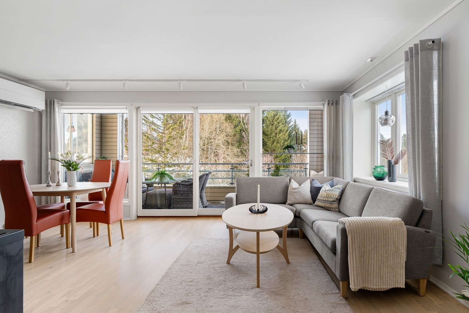 Stuen har parkettgulv som ble slipt og behandlet i 2023, og vegger som ble malt samme år, noe som gir rommet et stilrent og innbydende preg. Galleribilde