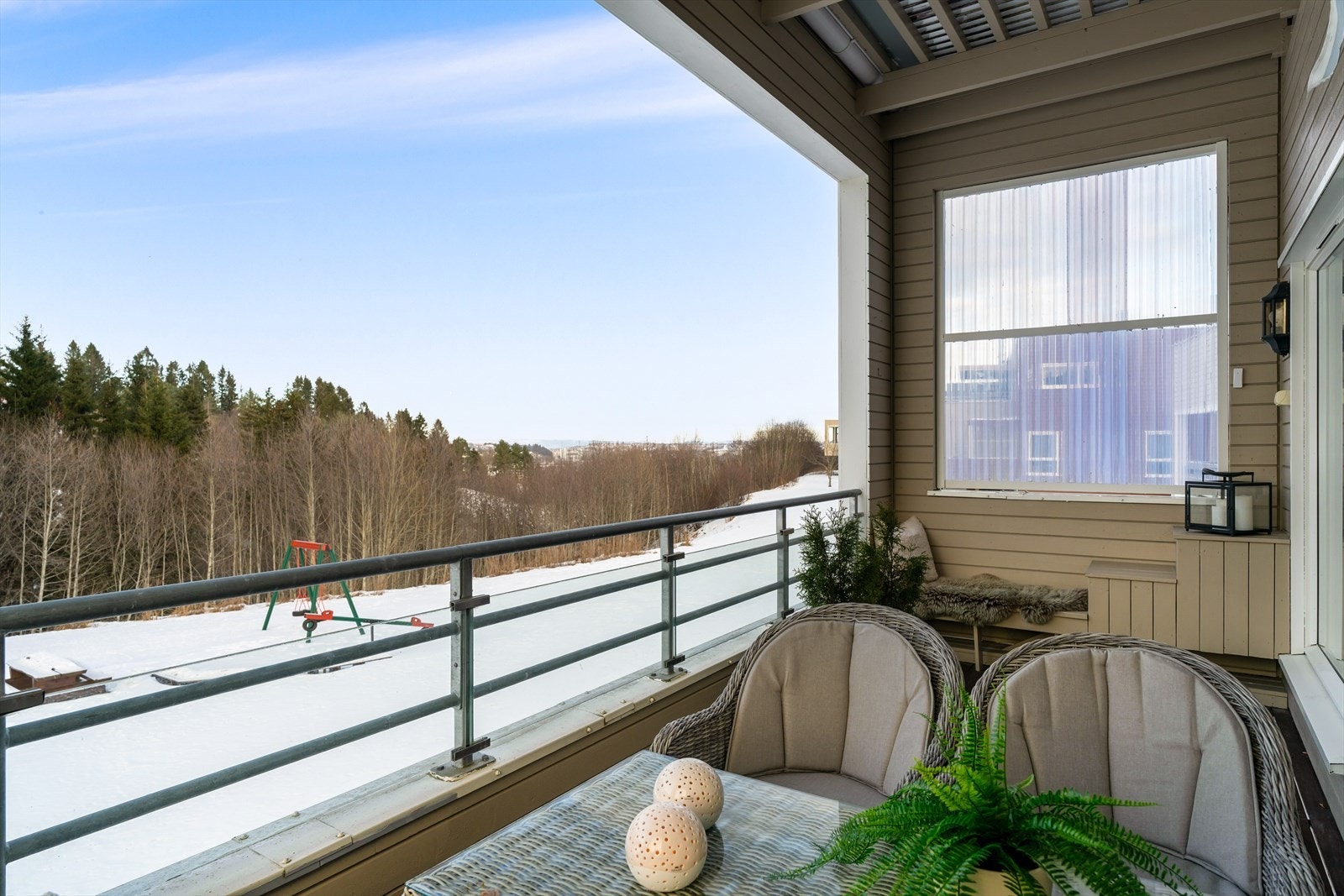 Herfra har man utsikt over borettslagets fellesarealer og nærområdet, og lekeplassen ligger praktisk til rett utenfor. Galleribilde