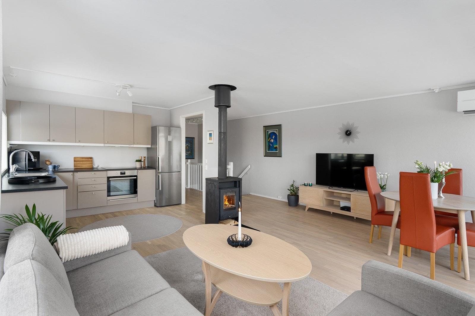 Leiligheten holder en gjennomgående god standard fra byggeår, og har et moderne, stilrent uttrykk med nøytrale veggfarger og store vindusflater. Galleribilde