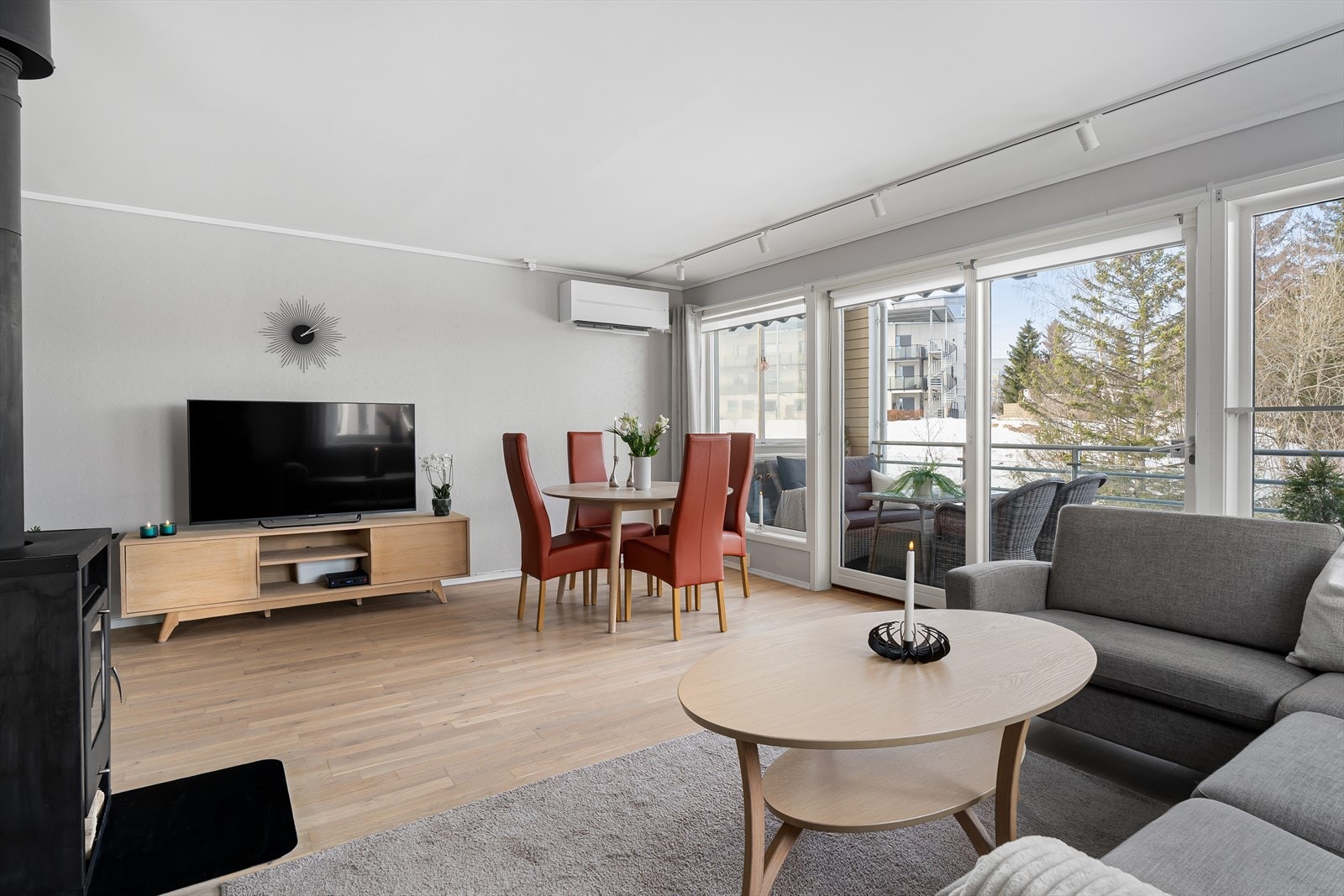 Det er installert varmepumpe som sørger for effektiv oppvarming og stabil innetemperatur. Galleribilde