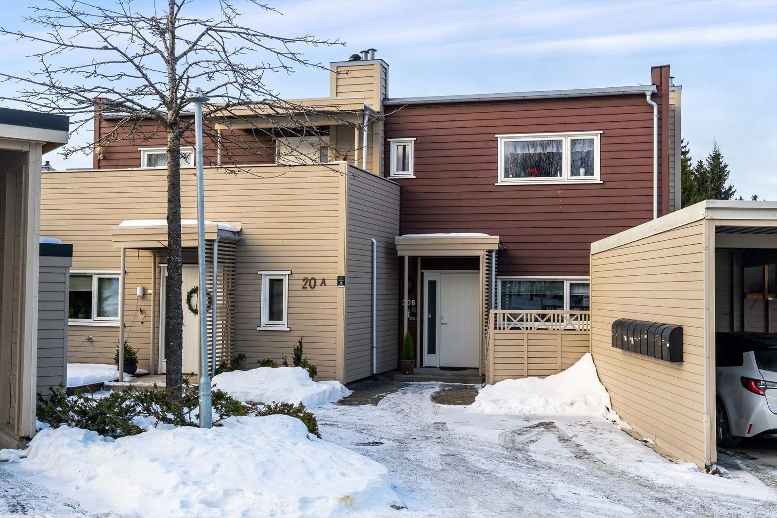 Beliggenheten er tilbaketrukket og markanær, med flotte turområder og barnevennlige omgivelser rett utenfor døren. Leiligheten har en god internplassering i feltet, med skogen så å si i bakhagen. Galleribilde