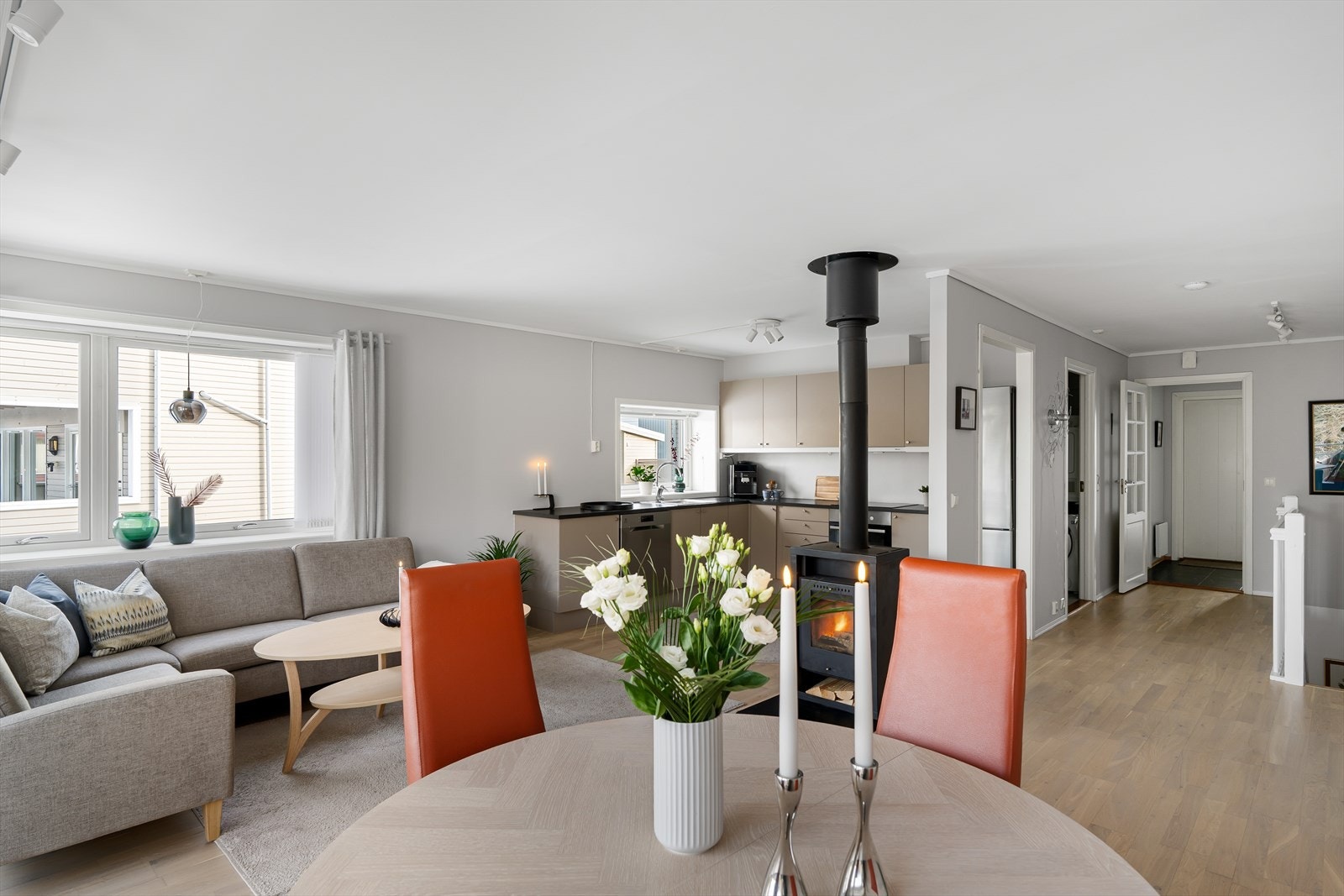 For de som setter pris på stemning og kos, er det i tillegg peis i stuen. Galleribilde