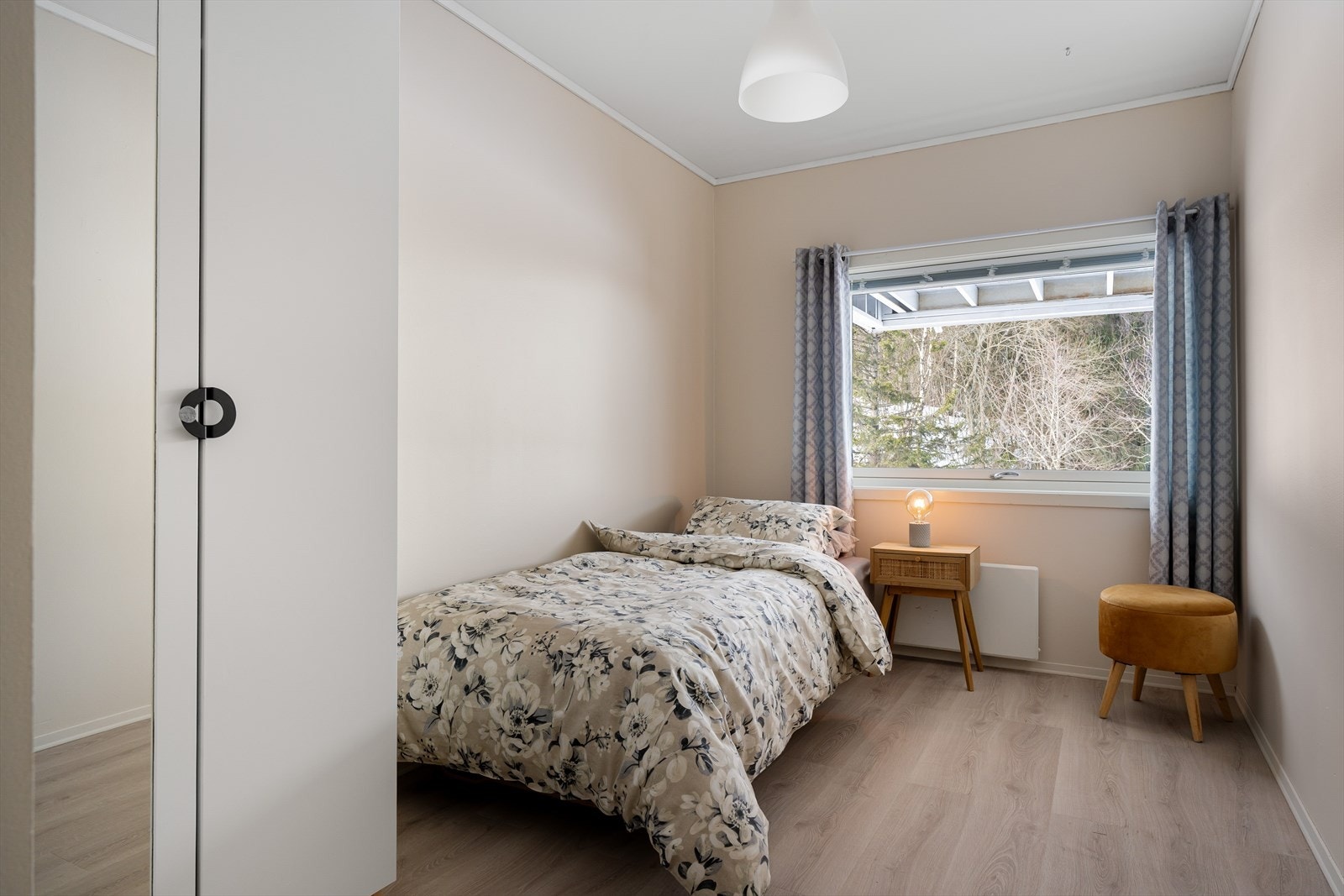 Garderobeskap medfølger i handelen. Galleribilde