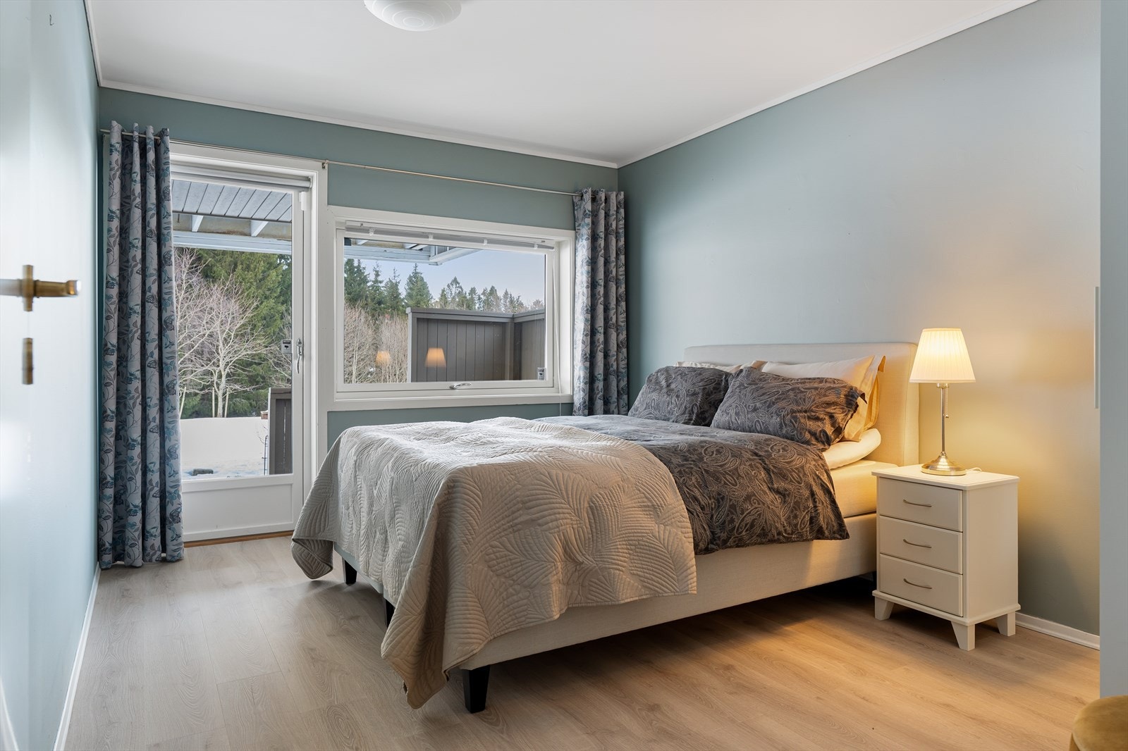 Alle soverom er oppgradert med pergogulv og har god plass til seng og nattbord. Galleribilde