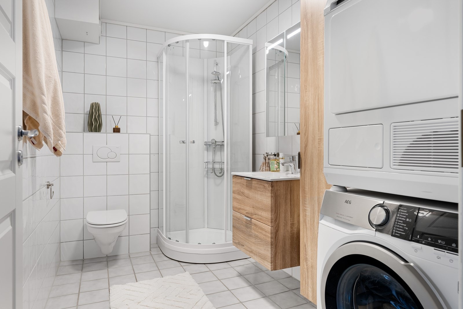 Leiligheten har bad i hver etasje, noe som gjør hverdagen ekstra praktisk og behagelig. Baderommet i 1. etasje måler 5,5 kvm. Badet har fliser på gulv og vegg. Galleribilde