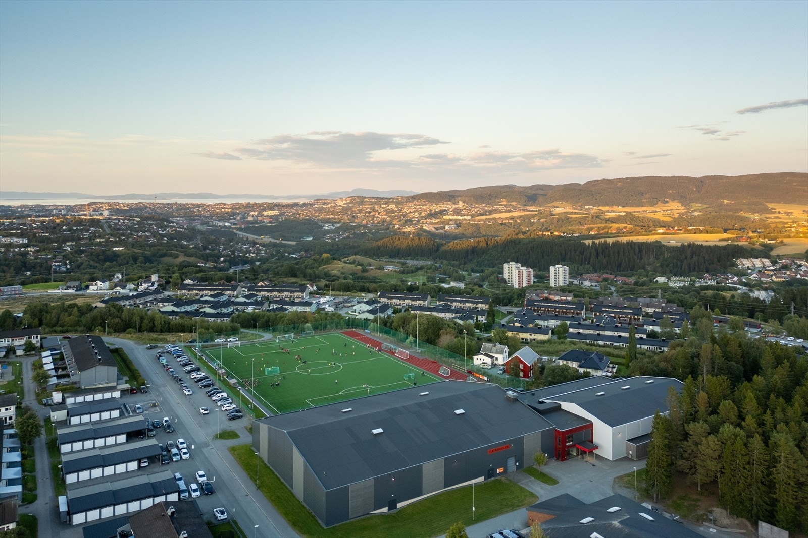 I nærområdet ligger blant annet Flatåshallen med flerbrukshall for håndball, volleyball, basketball og innebandy, samt en kunstgresshall for fotball. Galleribilde