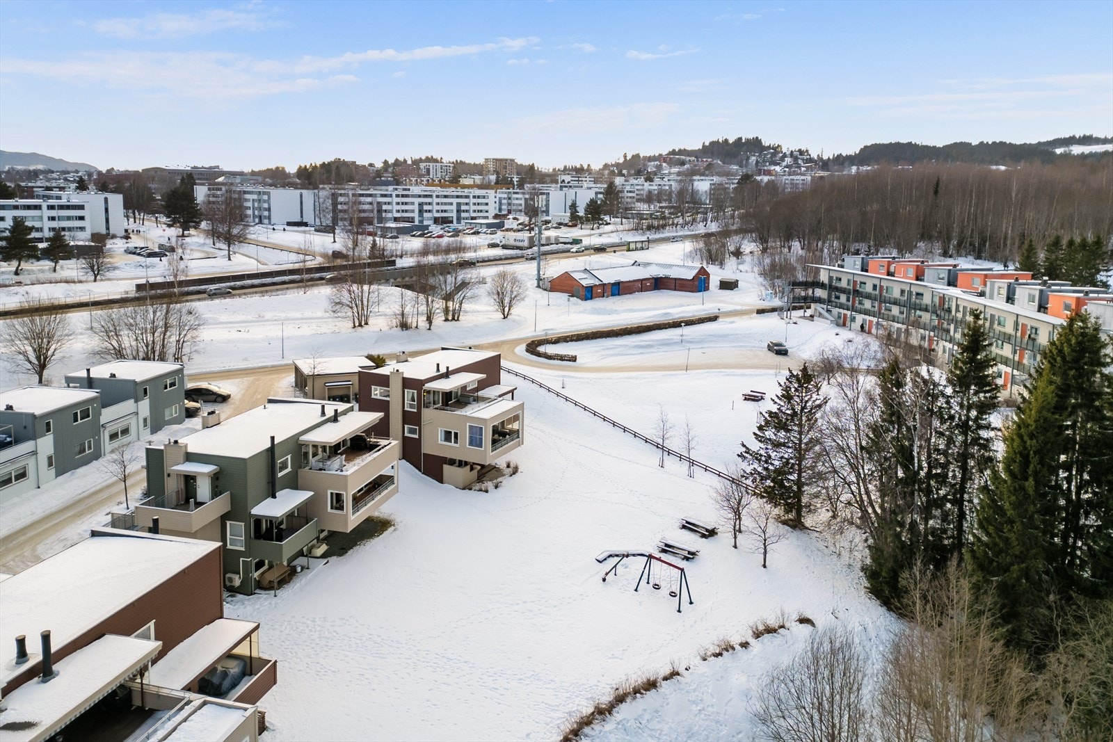 Lekeplassen er så nære at du kan vinke barna inn til middag eller sengetid. Galleribilde
