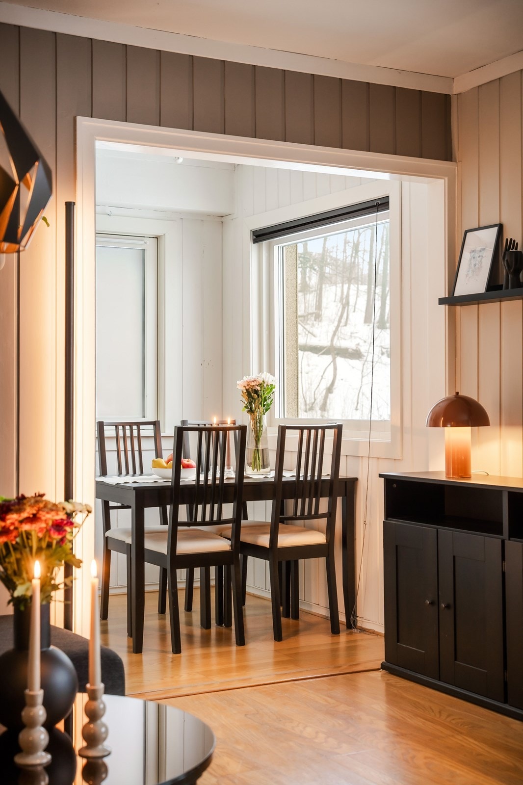 Store vindusflater gir utsyn mot grønne omgivelser og slipper dagslyset godt inn. Galleribilde