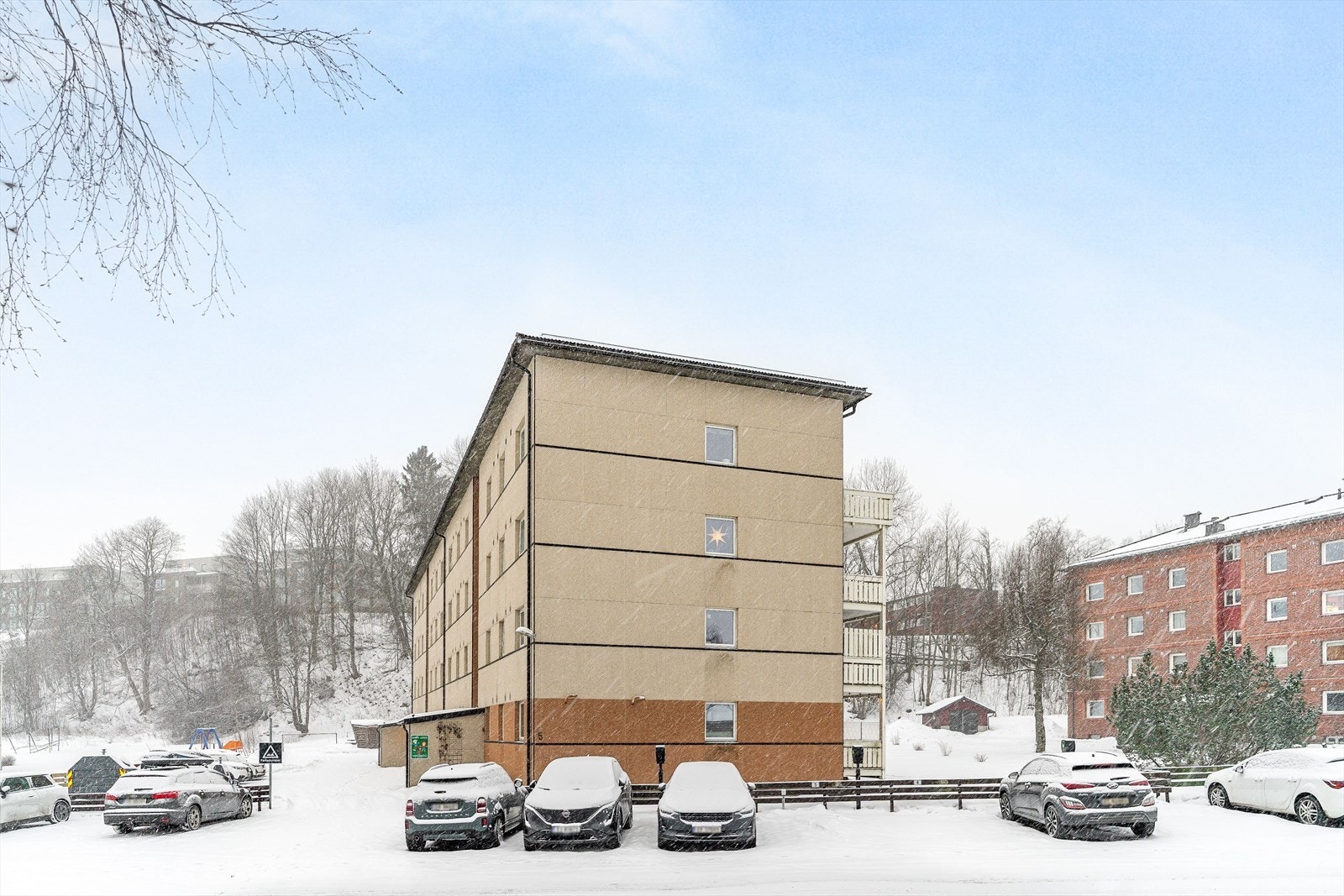 Eiendommen har gode parkeringsforhold med gjesteparkering rett utenfor blokken. Selger disponerer en fast parkeringsplass - tildelt etter ansiennitet. Galleribilde