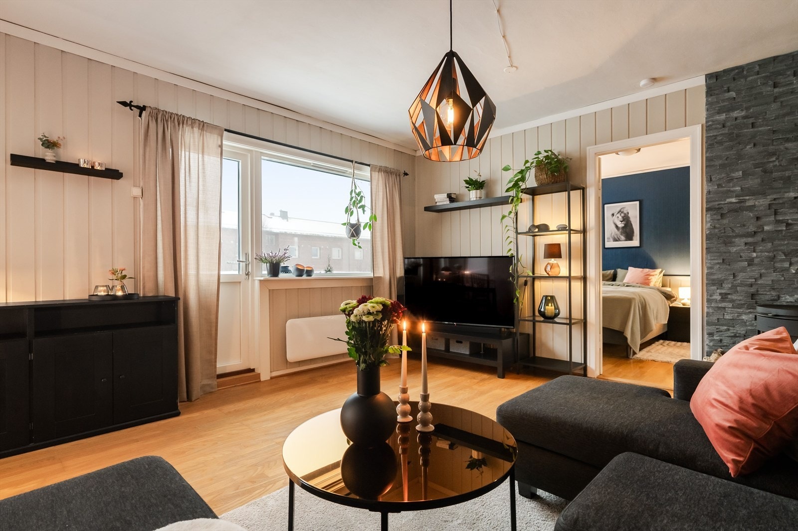 Stuen oppleves romslig med sine 17,5 m², og er enkel å møblere med både sittegruppe og tilhørende interiør. Galleribilde