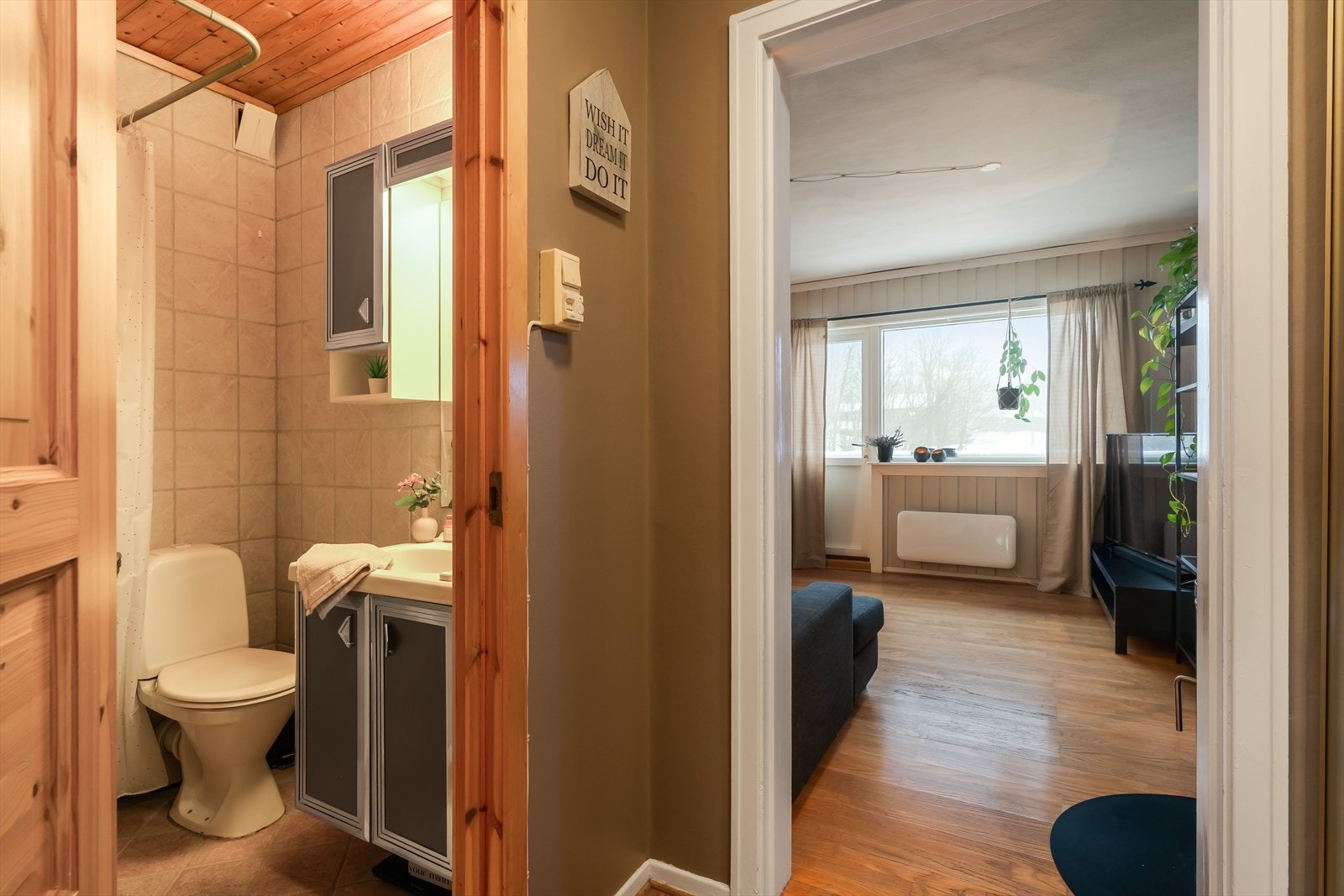 Boligen har svært god lagringsplass i tre eksterne boder. Galleribilde