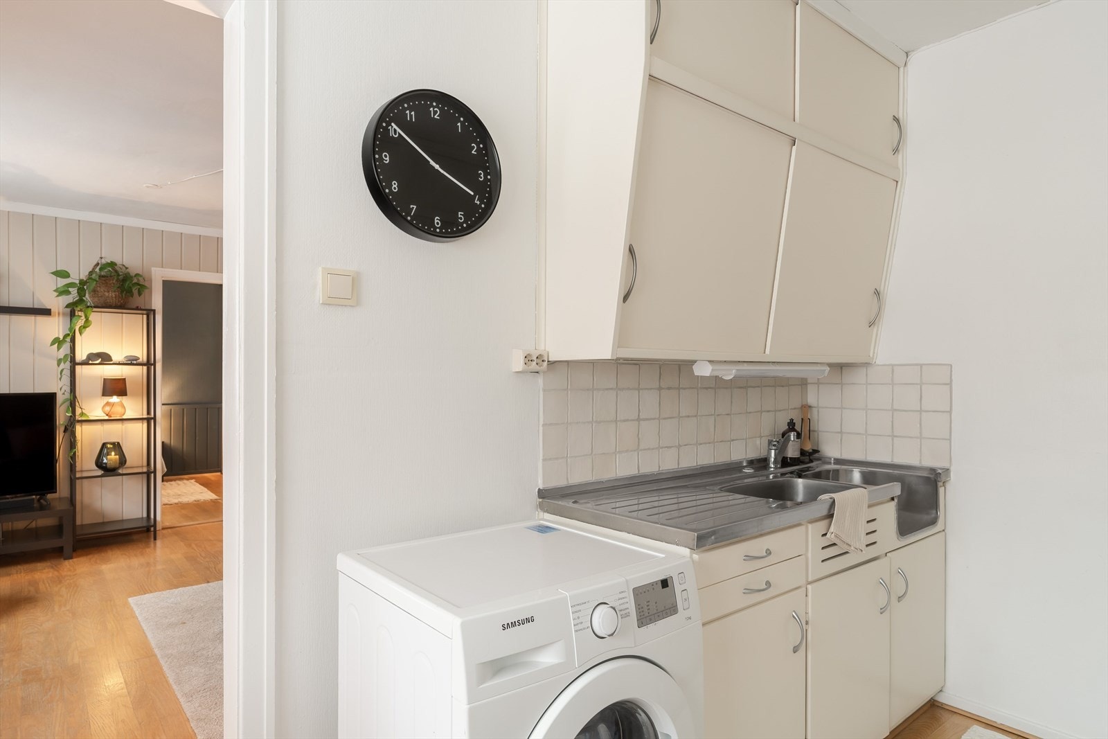 På kjøkkenet er arbeidssonen praktisk utformet med kort avstand mellom vask, koketopp og oppbevaring. Galleribilde