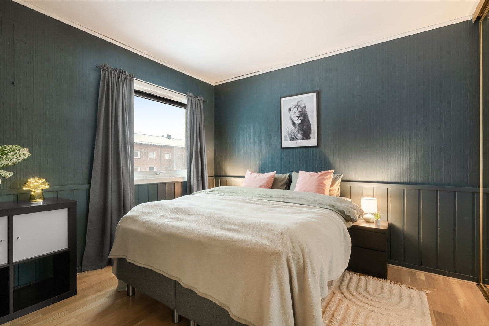 Soverommet måler hele 12 m² og har god plass til dobbeltseng og tilhørende garderobeløsning. Galleribilde