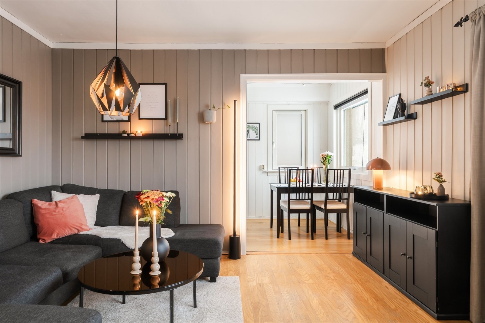 Leiligheten ligger i byggets øverste etasje og byr på en lys og trivelig atmosfære. Galleribilde