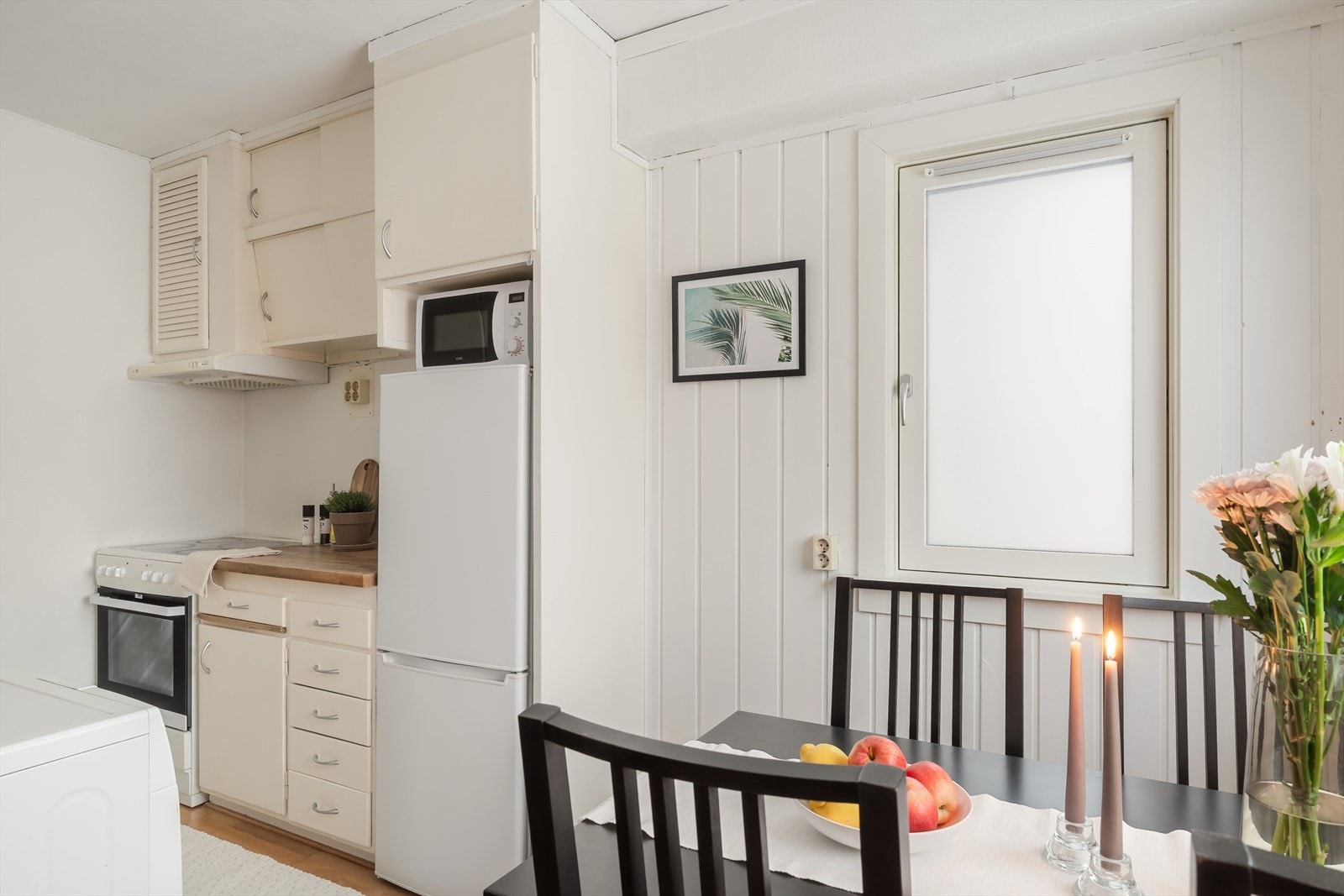 Kjøkkenet har avsatt plass til kjøleskap og komfyr, samt opplegg for vaskemaskin. Galleribilde