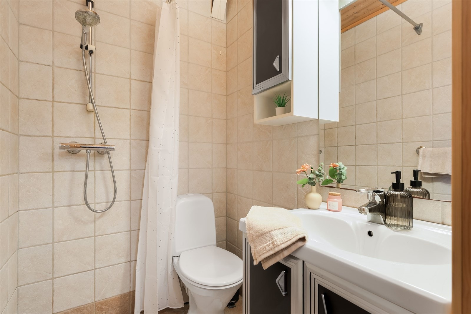 Badet ble oppgradert i 2005 og er helfliset på gulv og vegger. Galleribilde