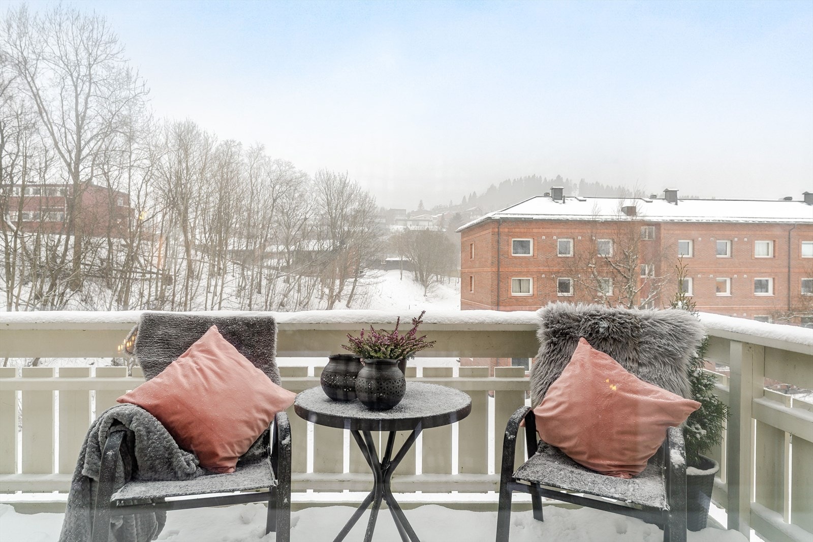 Fra stuen er det utgang til en egen balkong på ca. 7 m², med plass til både sittegruppe og beplantning. Det er også montert en trådløs markise over balkongen. Galleribilde