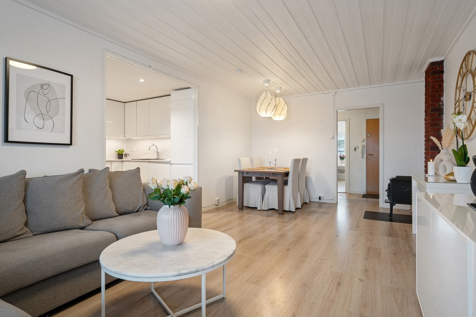 Leiligheten har en gjennomgående planløsning og er betydelig oppgradert i nyere tid, med både kjøkken og bad renovert i 2022. Galleribilde