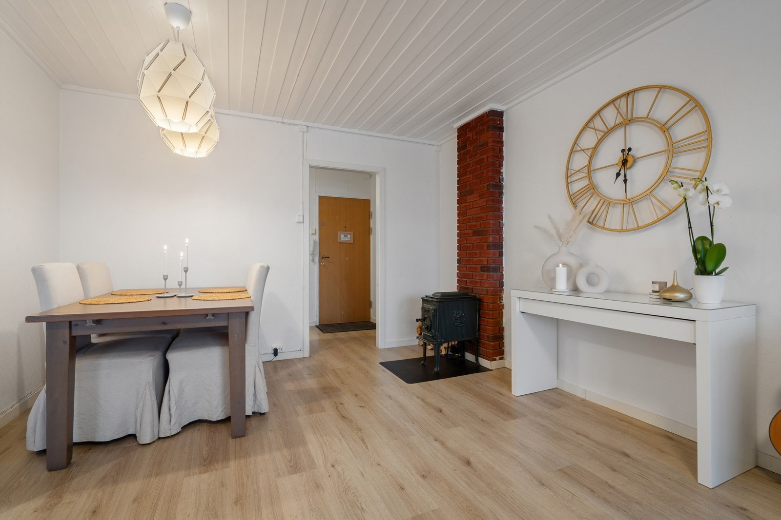 Stuen er et lyst og sosialt oppholdsrom med god plass til både sofa- og spisegruppe. Galleribilde