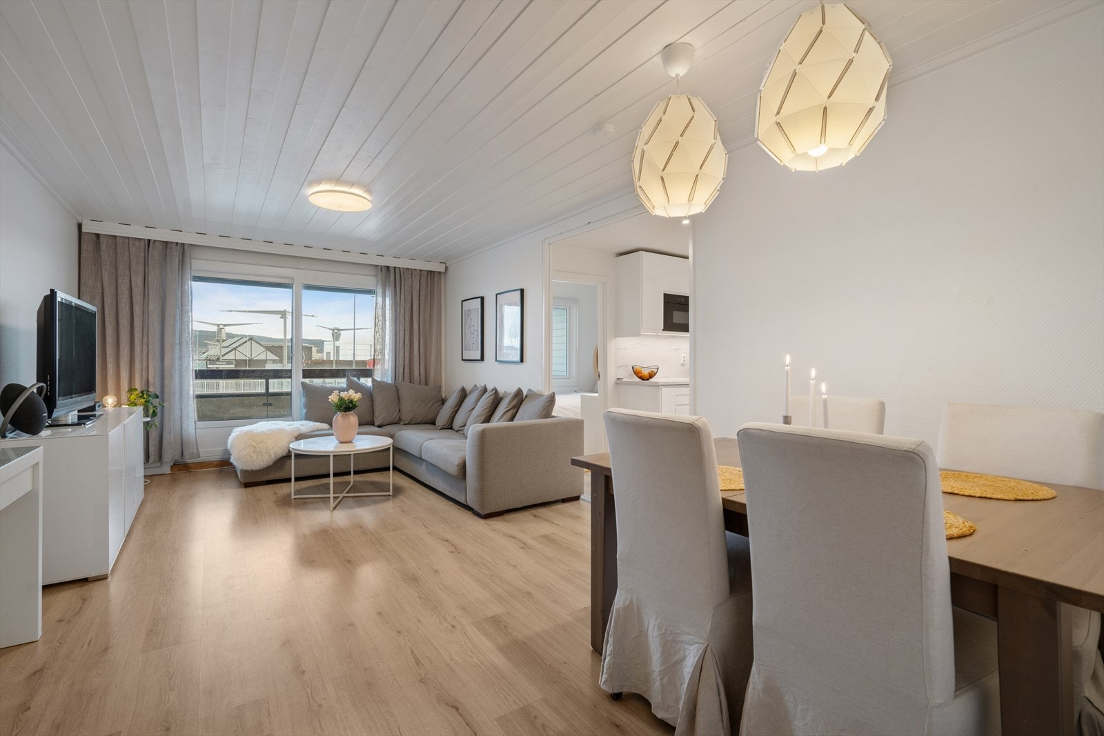 Leiligheten ligger i et populært borettslag på Veitvet, kjent for lav fellesgjeld og felleskostnader, og har kort vei til skole, barnehager, offentlig kommunikasjon og et bredt servicetilbud. Galleribilde