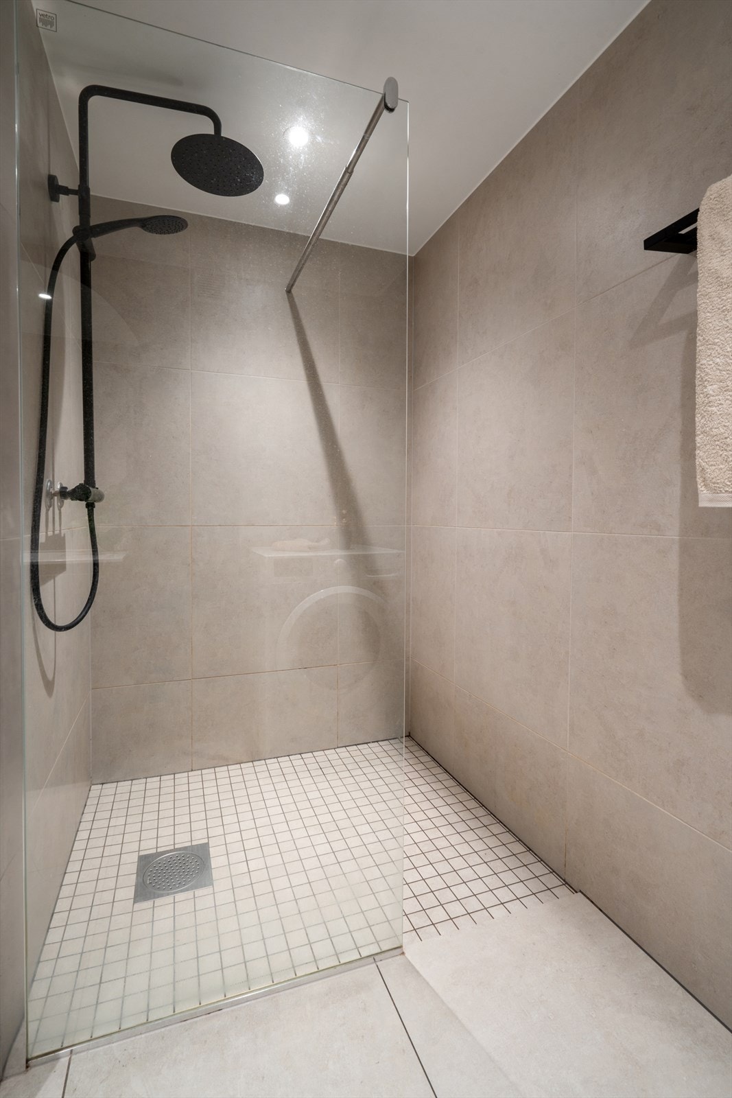 Badet er innredet med moderne 60x60 fliser som gir et rent og innbydende uttrykk. Galleribilde