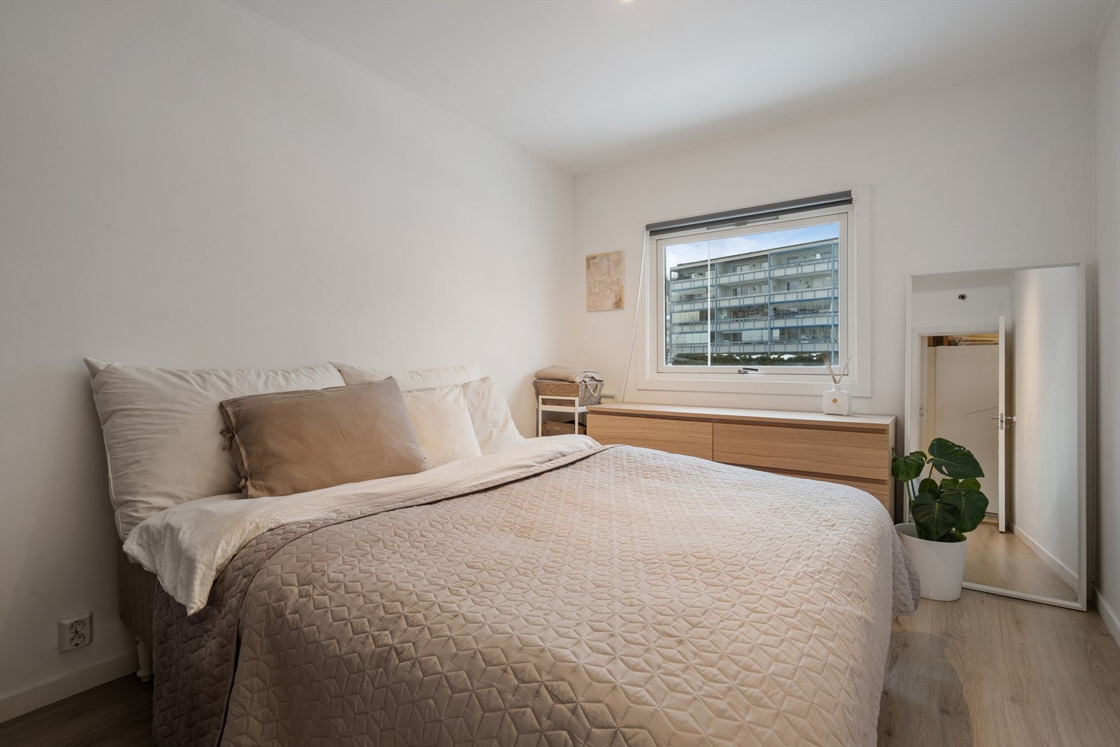 Leiligheten har en barnevennlig planløsning med hele tre soverom, som gir fleksibilitet for familien. Galleribilde