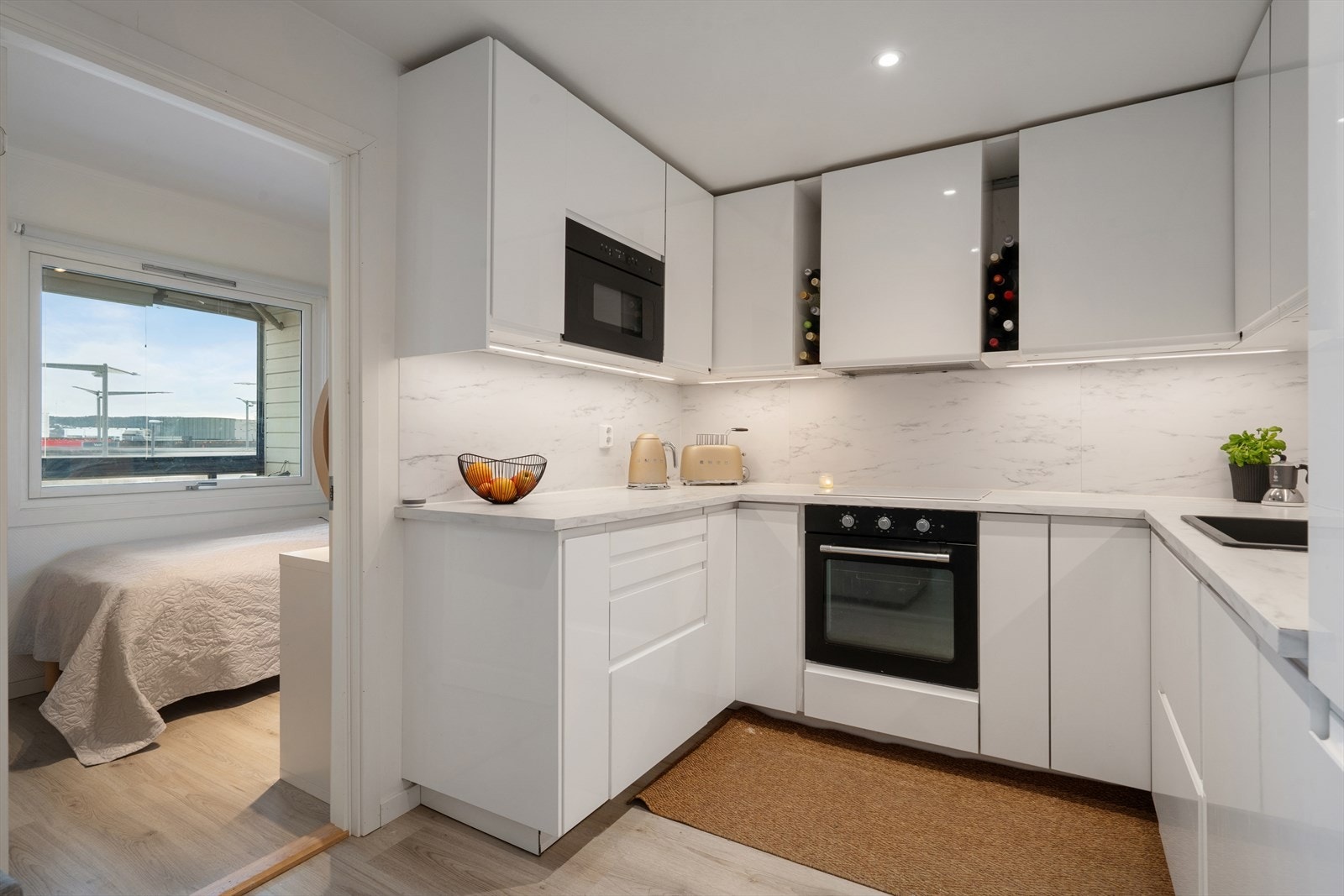 Alle hvitevarer er integrerte og inkluderer oppvaskmaskin, mikrobølgeovn, stekeovn, induksjonstopp og kjøl/frys. Kjøkkenet ble montert av selgers bror som er faglært rørlegger. Galleribilde