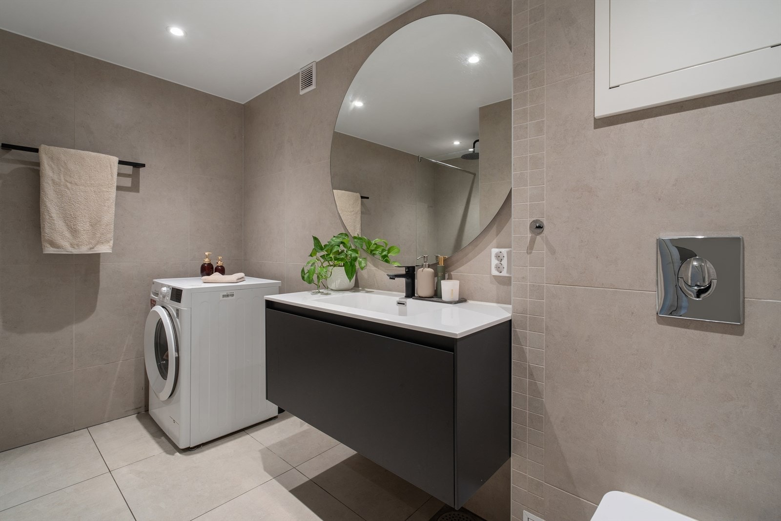 Badet ble også smakfullt renovert i 2022 og har downlights i himlingen og varmekabler i gulvet. Galleribilde