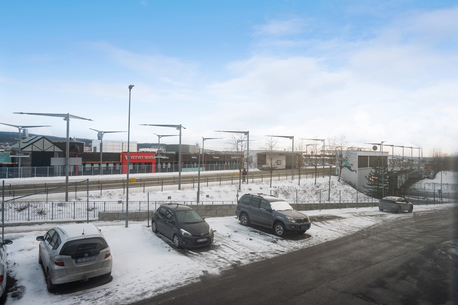 Det er mulighet for å leie parkeringsplass i borettslaget. Det er per 12.02.2026 ledige plasser, disse koster 250,- per måned. Galleribilde