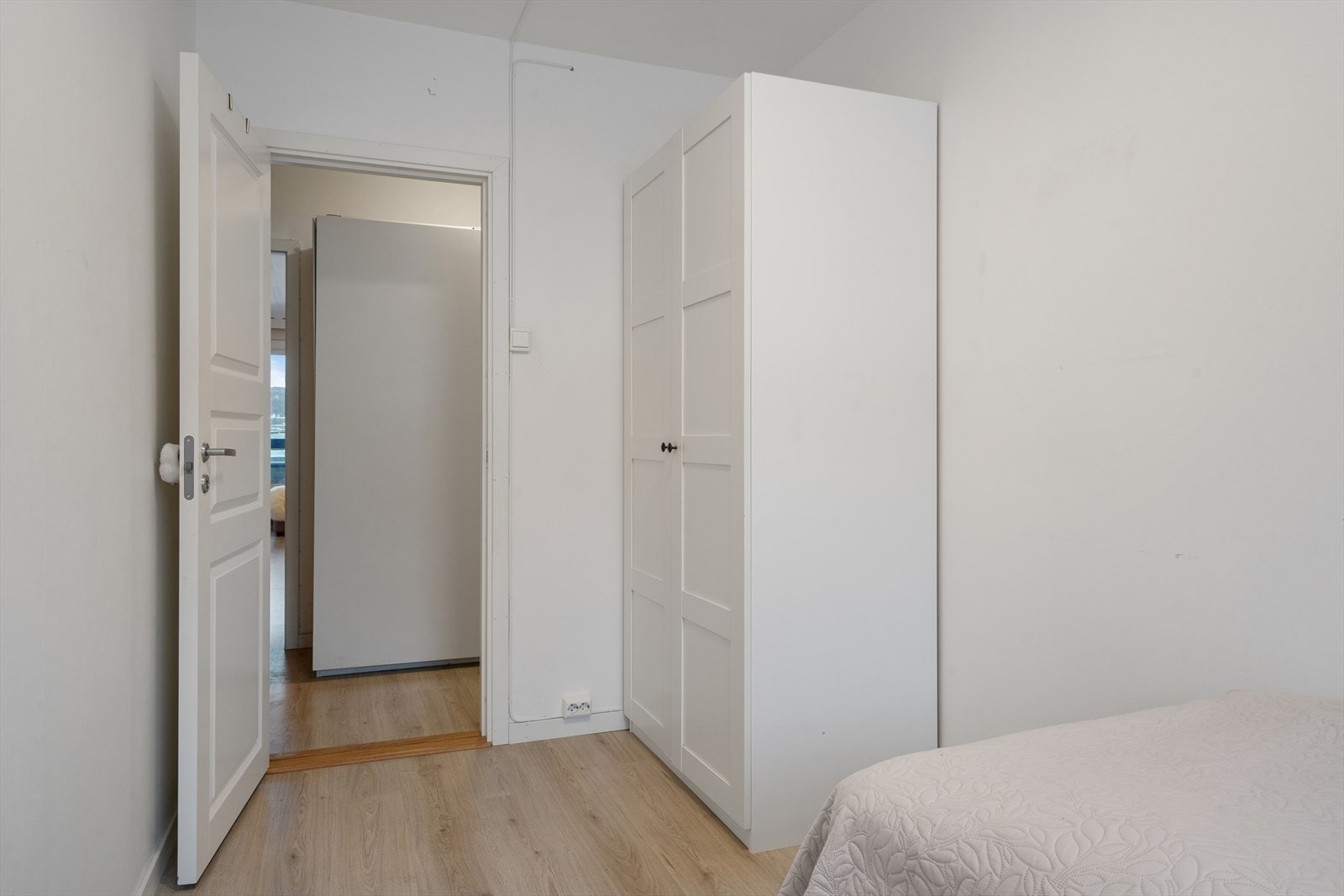 Alle soverommene har gjennomgående laminatgulv og malte overflater fra 2018. Galleribilde