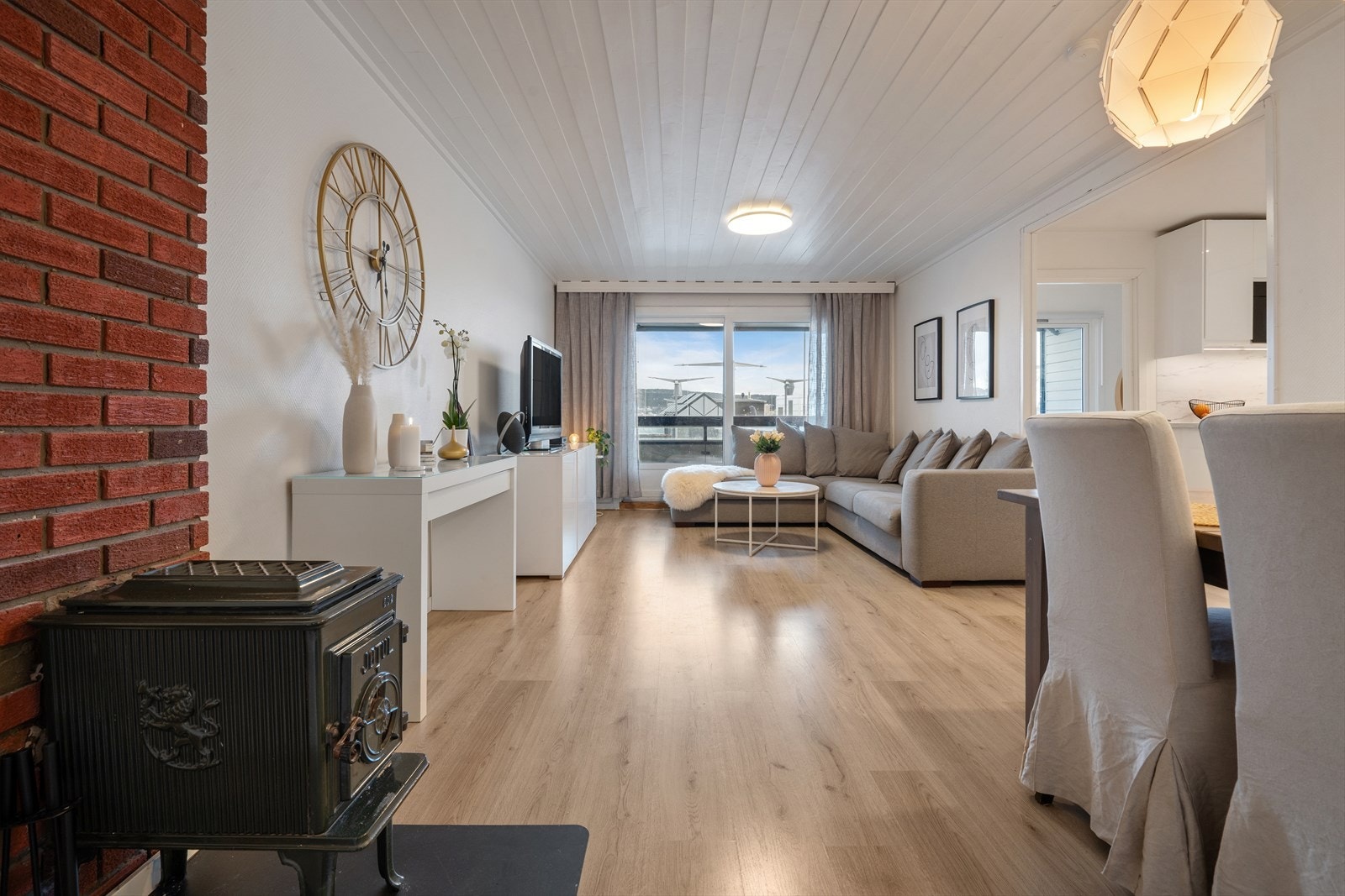 De store vindusflatene slipper inn rikelig med naturlig lys og skaper en luftig følelse i boligen. Galleribilde