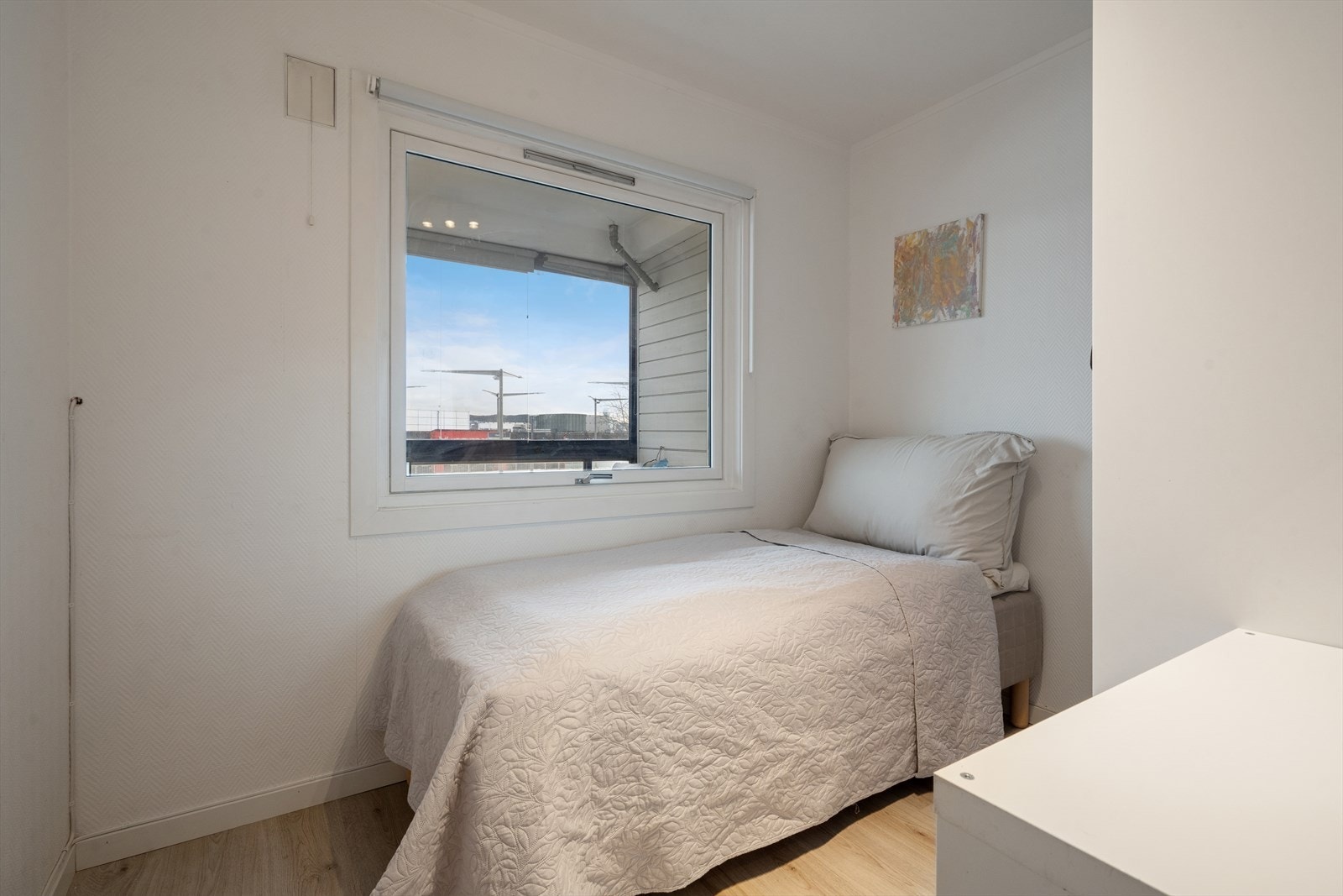 Soverom 3 vender ut mot den innglassede balkongen og har plass til seng og annet ønskelig møblement. Galleribilde