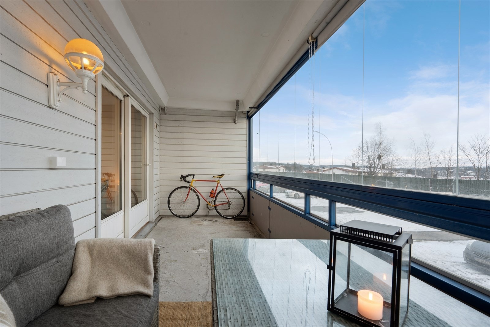 Innglassingen gjør at balkongen kan benyttes som et ekstra oppholdsrom store deler av året. Galleribilde